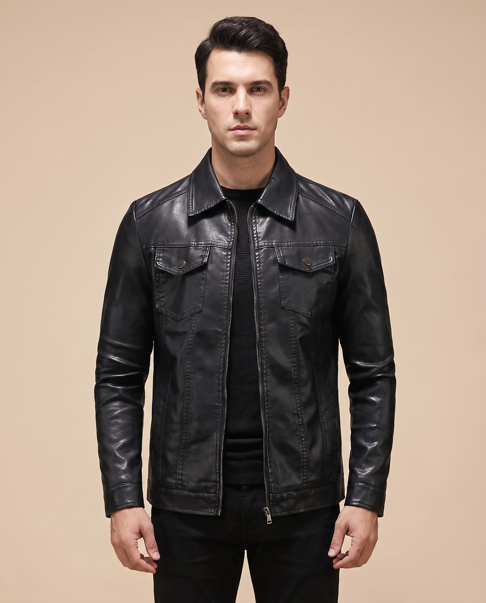 Herrenjacke com modelo masculino em fundo bege