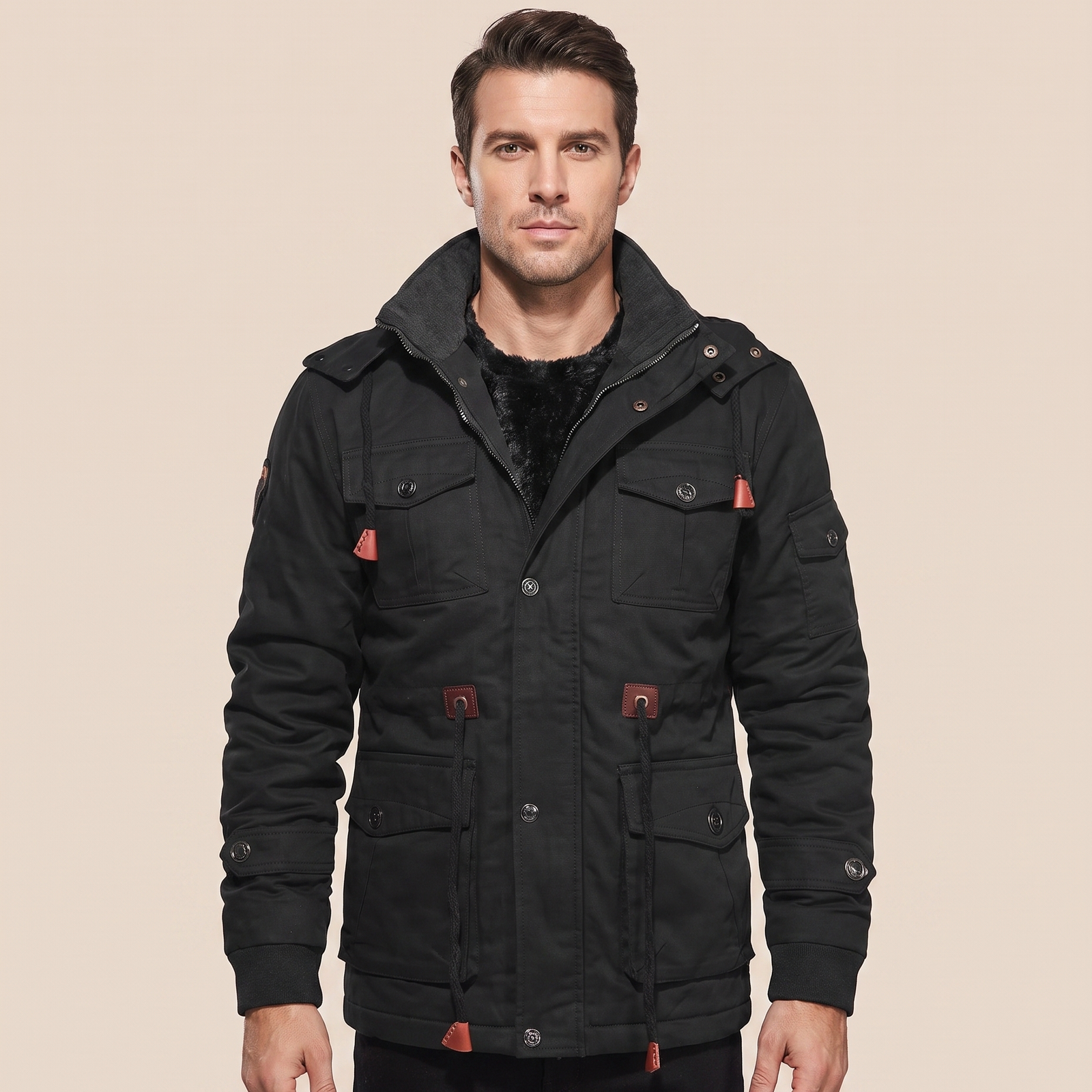 Herrenjacke com modelo masculino em fundo bege