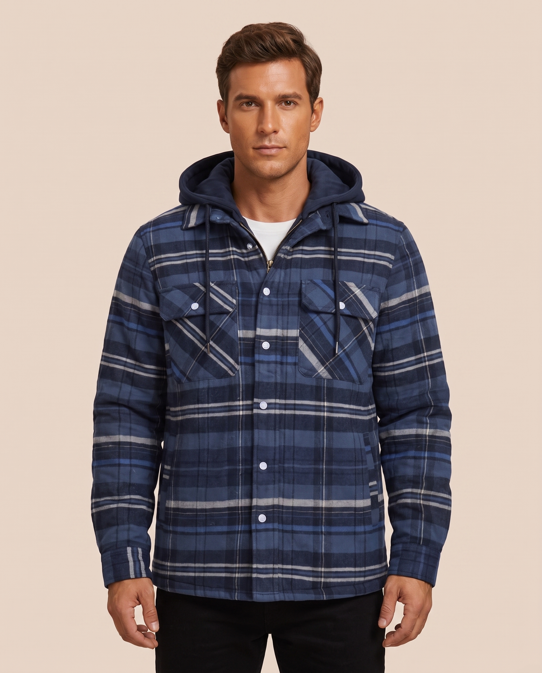 Herrenjacke com modelo masculino em fundo bege