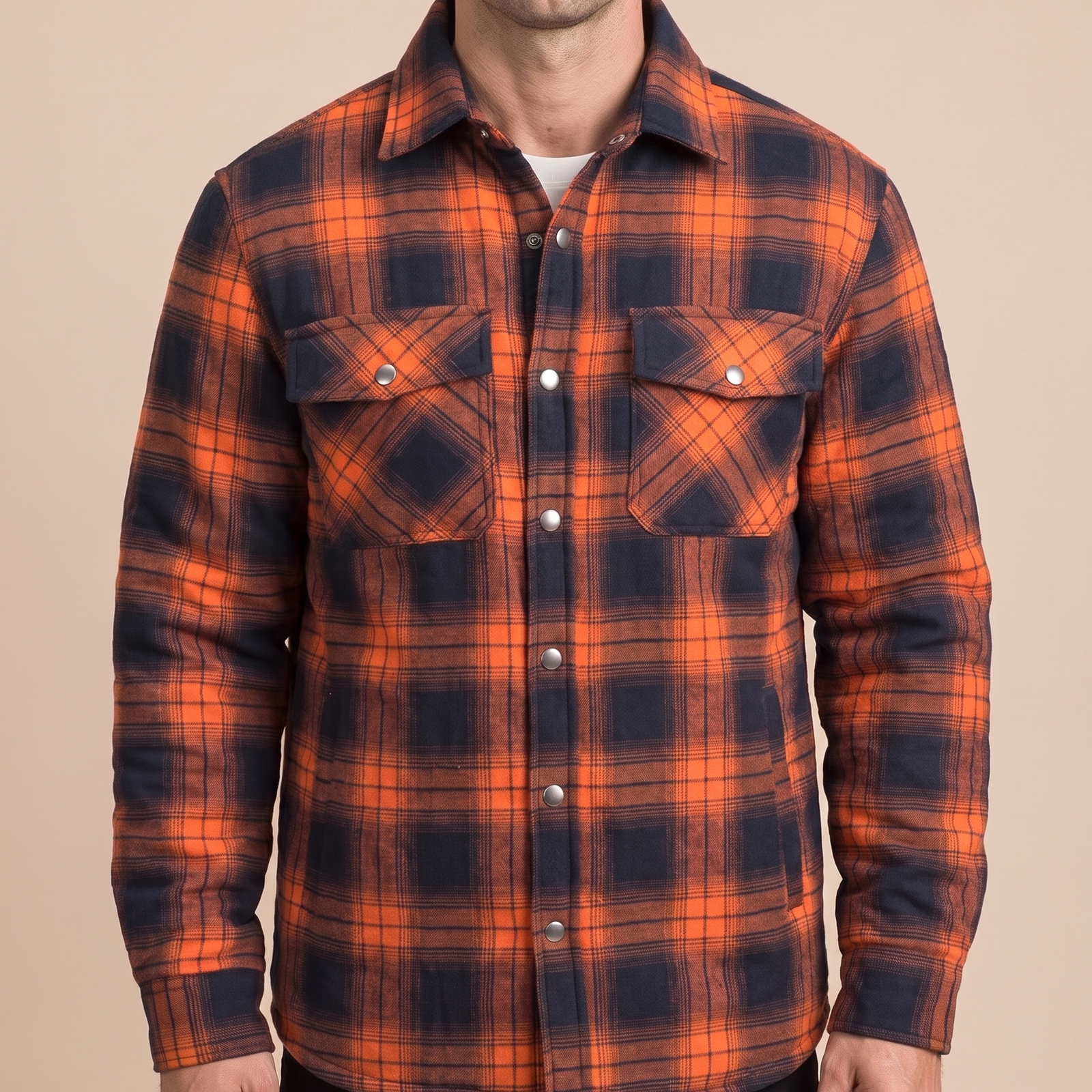 Herrenjacke com modelo masculino em fundo bege