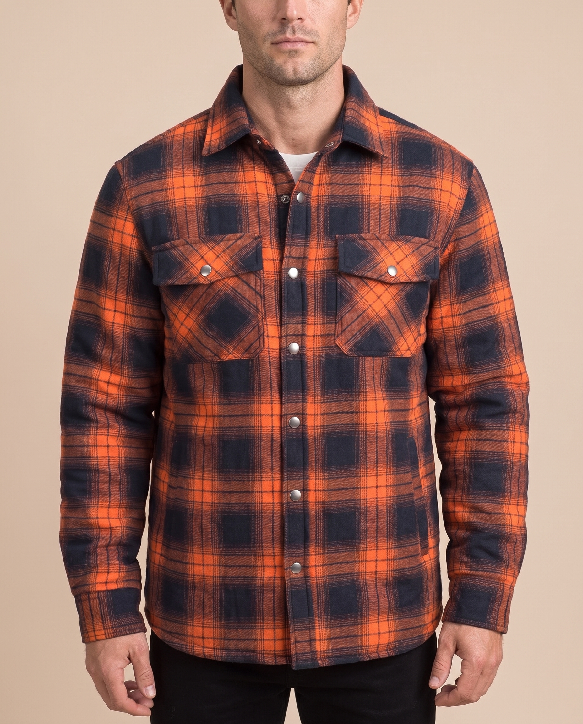 Herrenjacke com modelo masculino em fundo bege