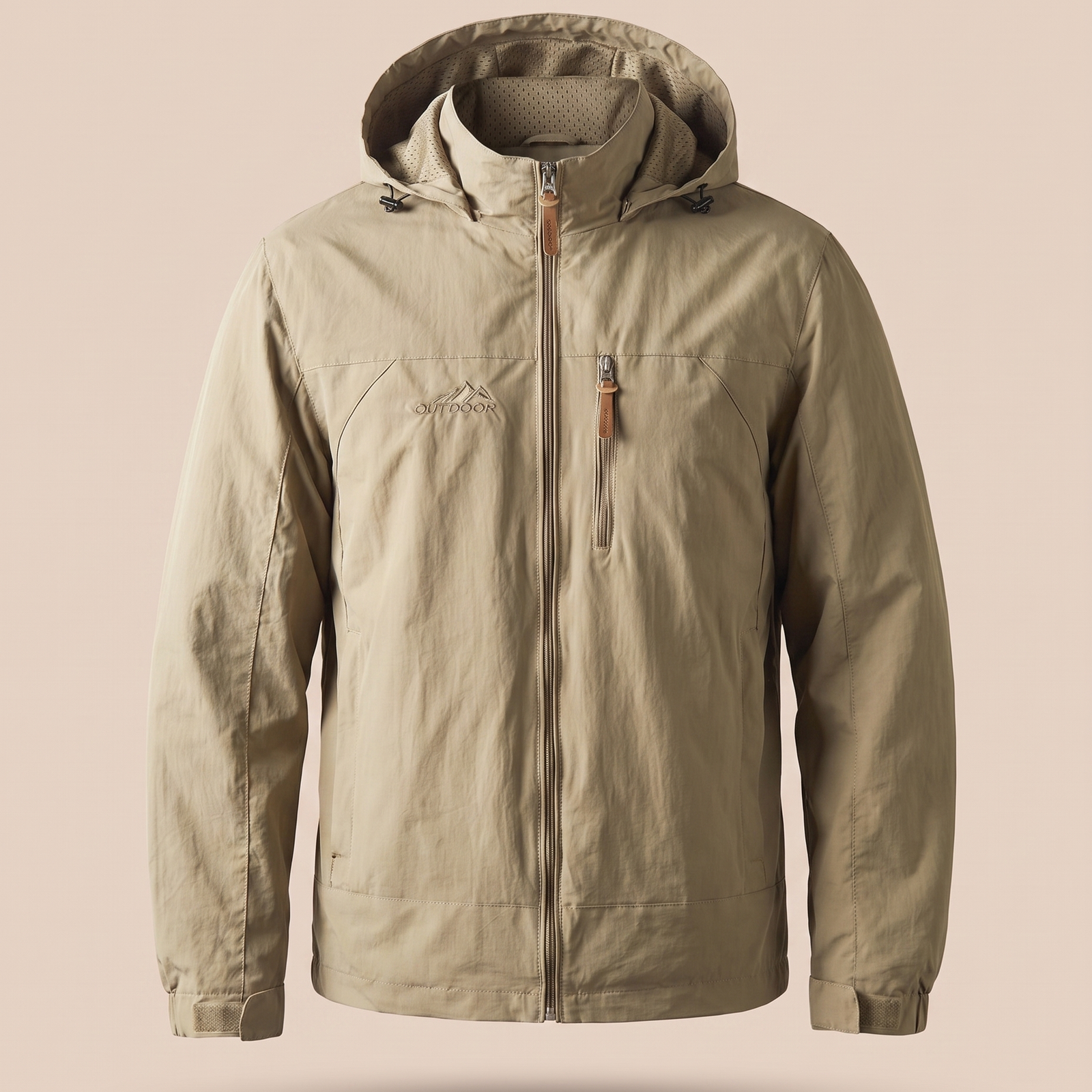Herrenjacke com modelo masculino em fundo bege