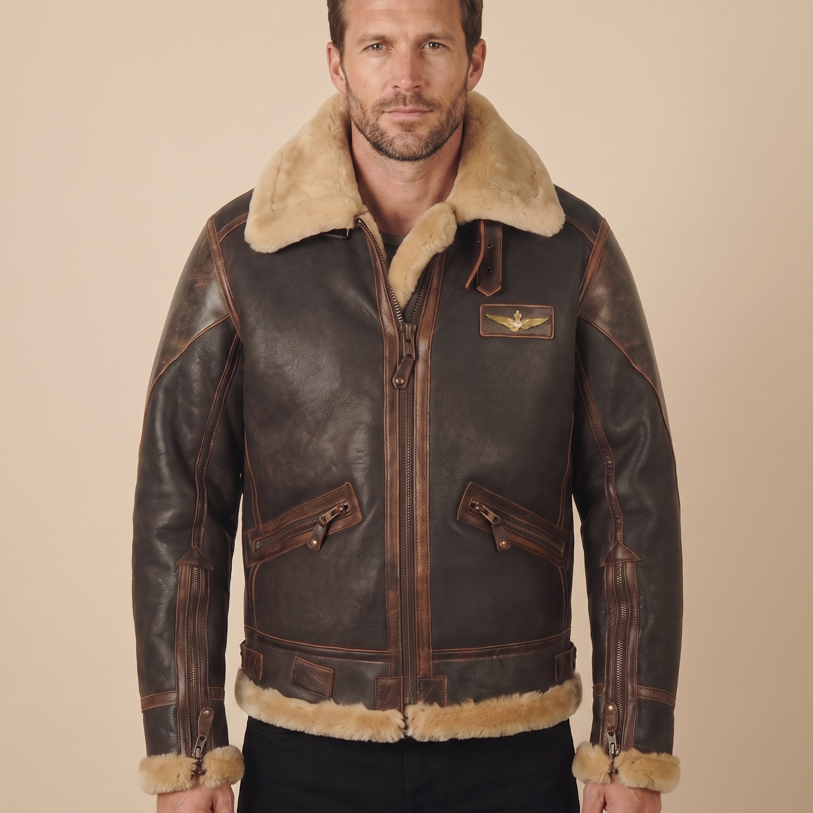 Herrenjacke com modelo masculino em fundo bege