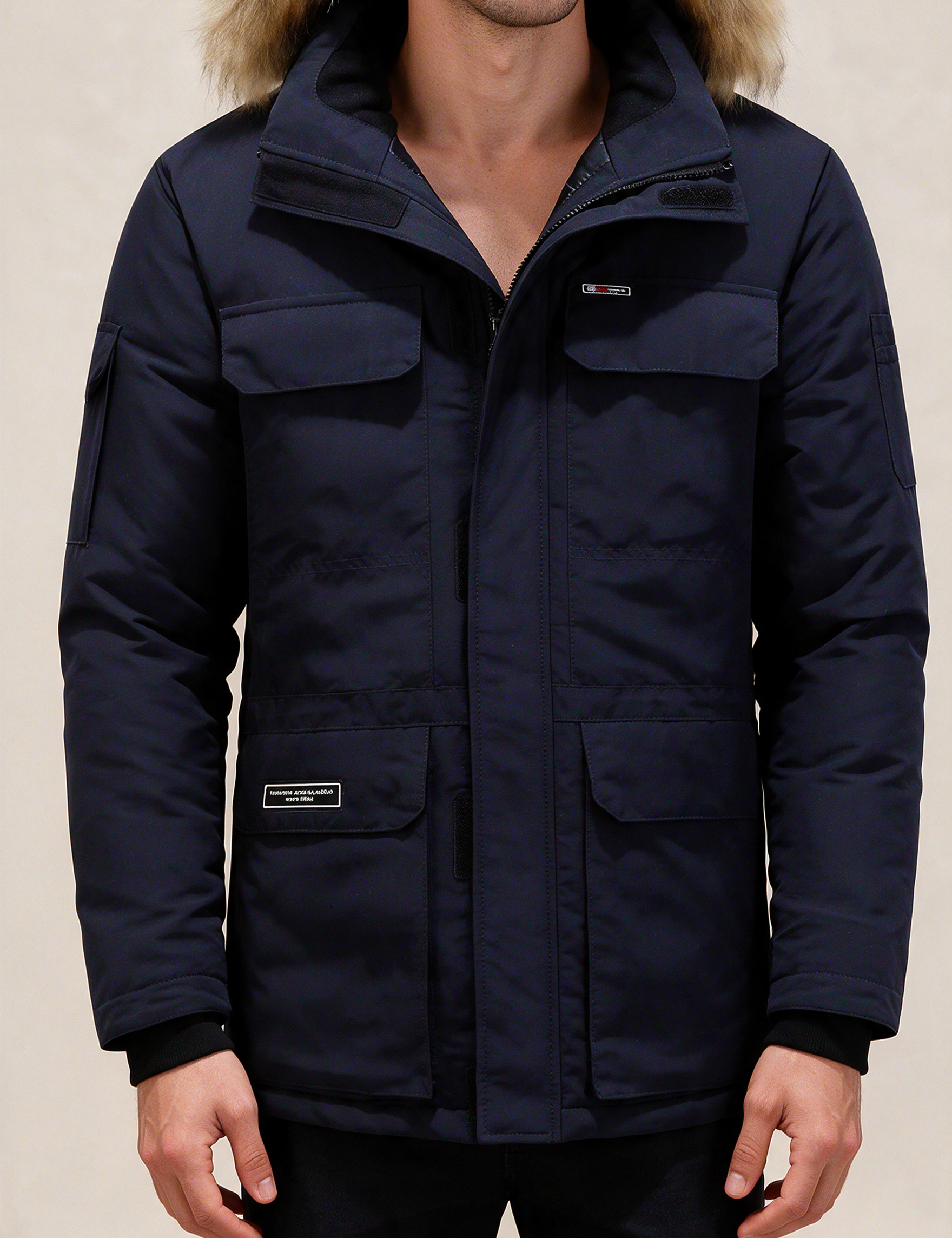 Elegante Herren-Winterjacke – Modelo masculino a usar o casaco em fundo bege