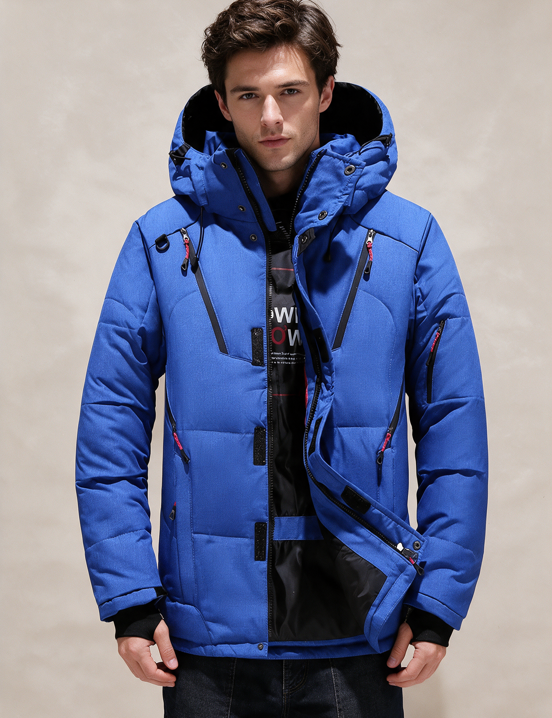Elite Herren-Winterjacke – Modelo masculino a usar o casaco em fundo bege