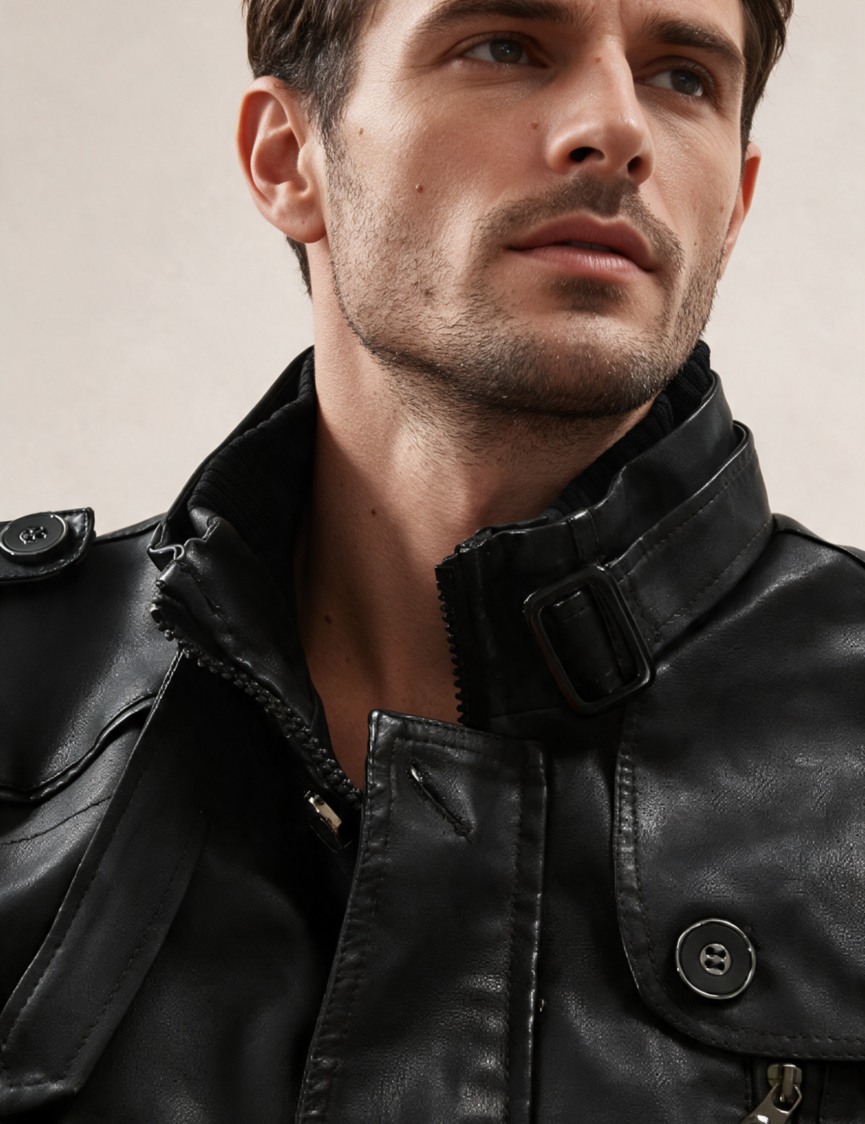 Elegante Leder-Bikerjacke – Modelo masculino a usar o casaco em fundo bege