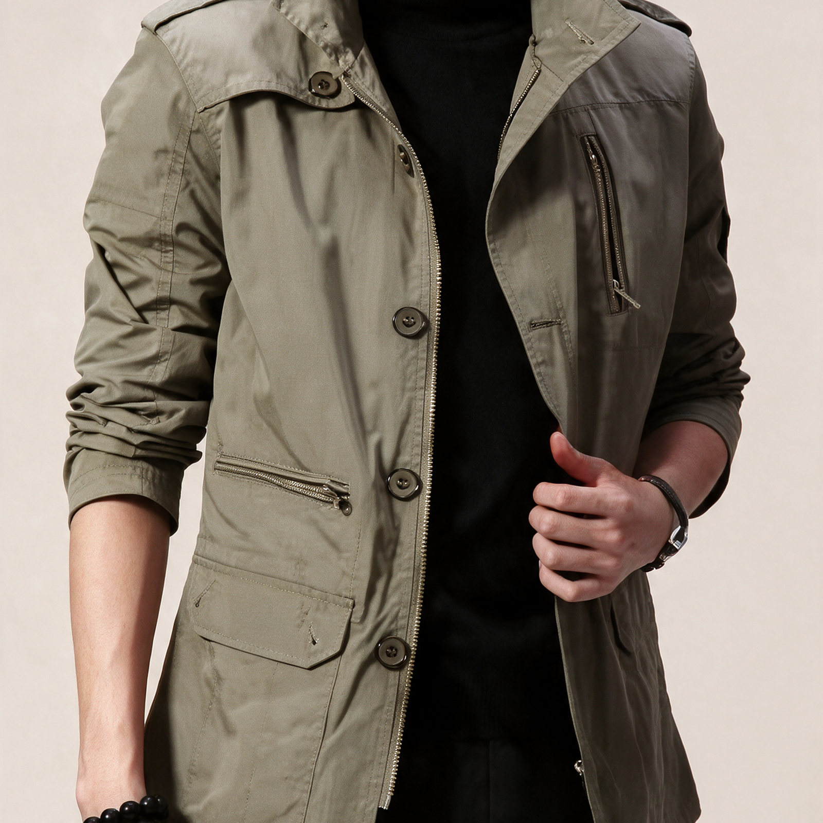 Elegante winddichte Jacke – Modelo masculino a usar o casaco em fundo bege