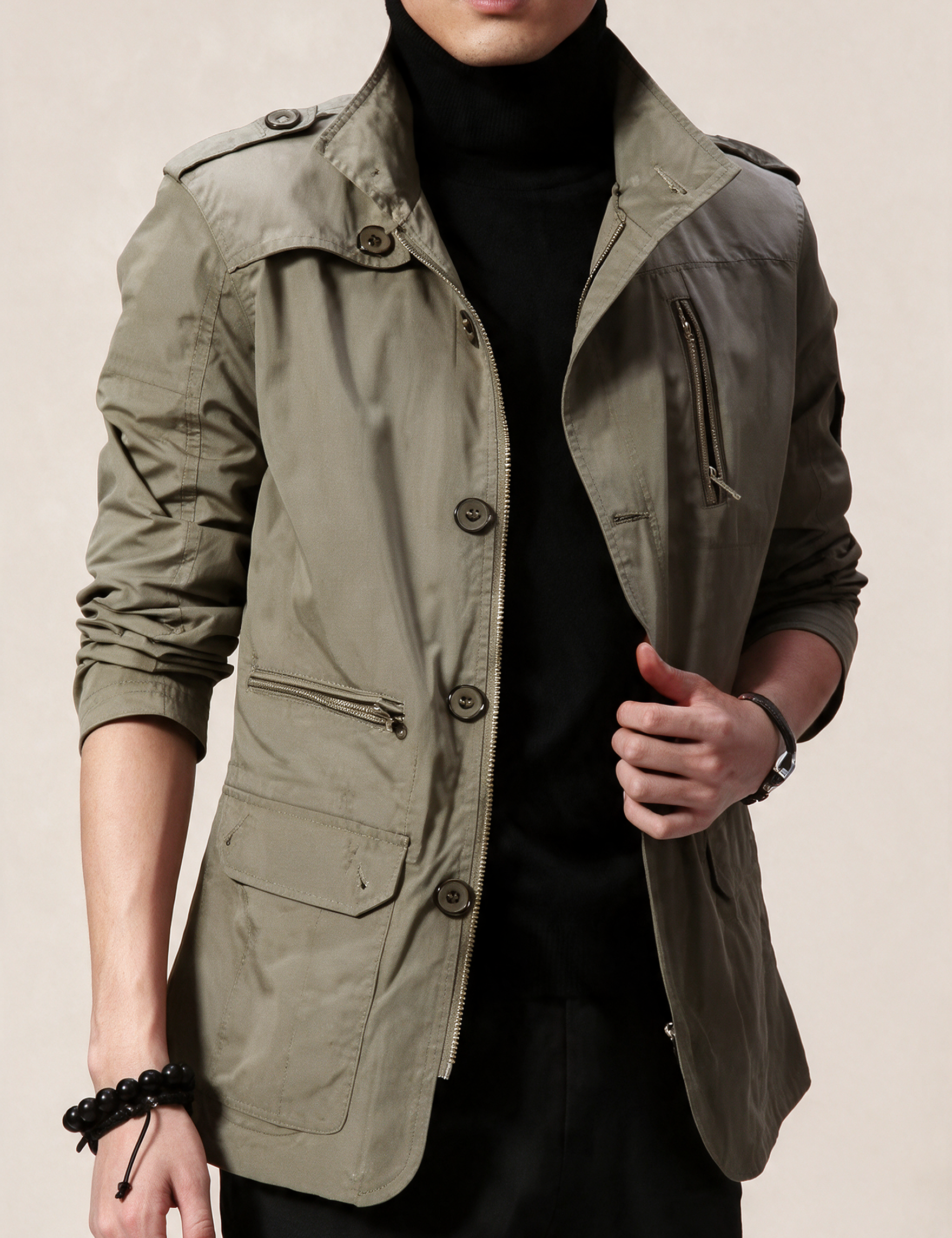 Elegante winddichte Jacke – Modelo masculino a usar o casaco em fundo bege