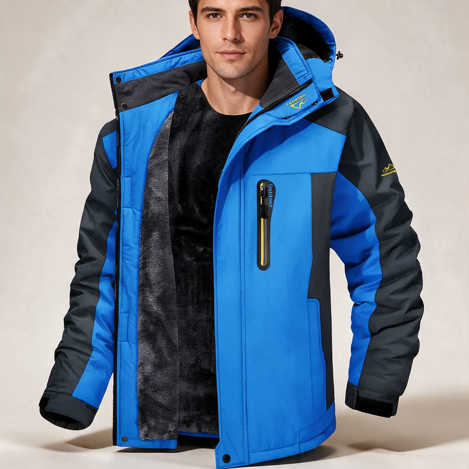 Ettore Wetterjacke – Modelo masculino a usar o casaco em fundo bege