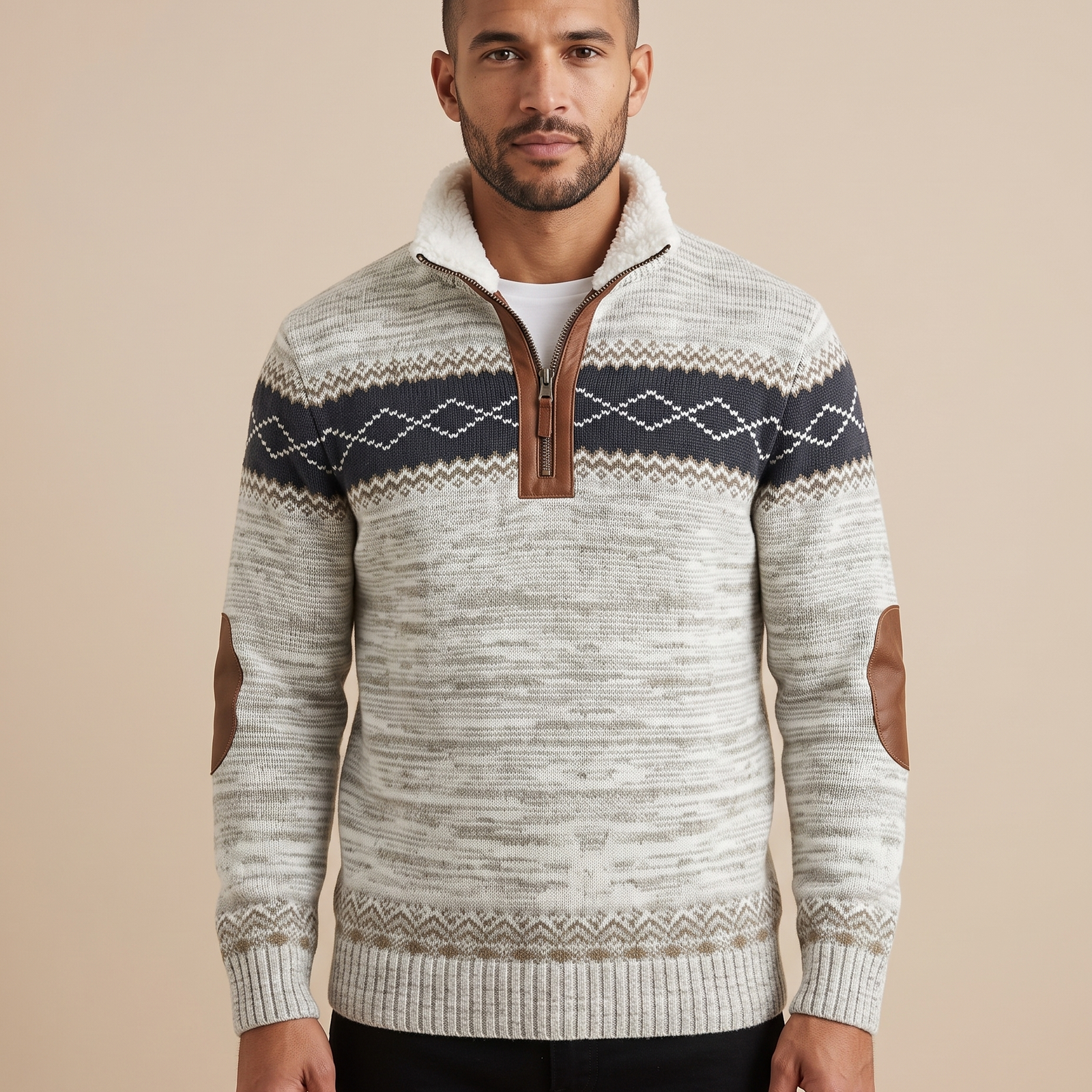 Malha masculina – modelo masculino em fundo bege