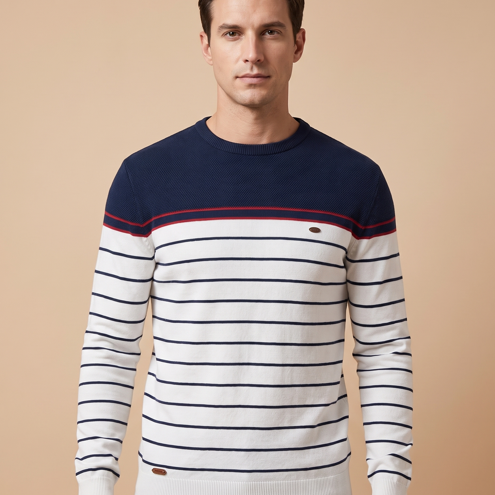 Malha masculina – modelo masculino em fundo bege