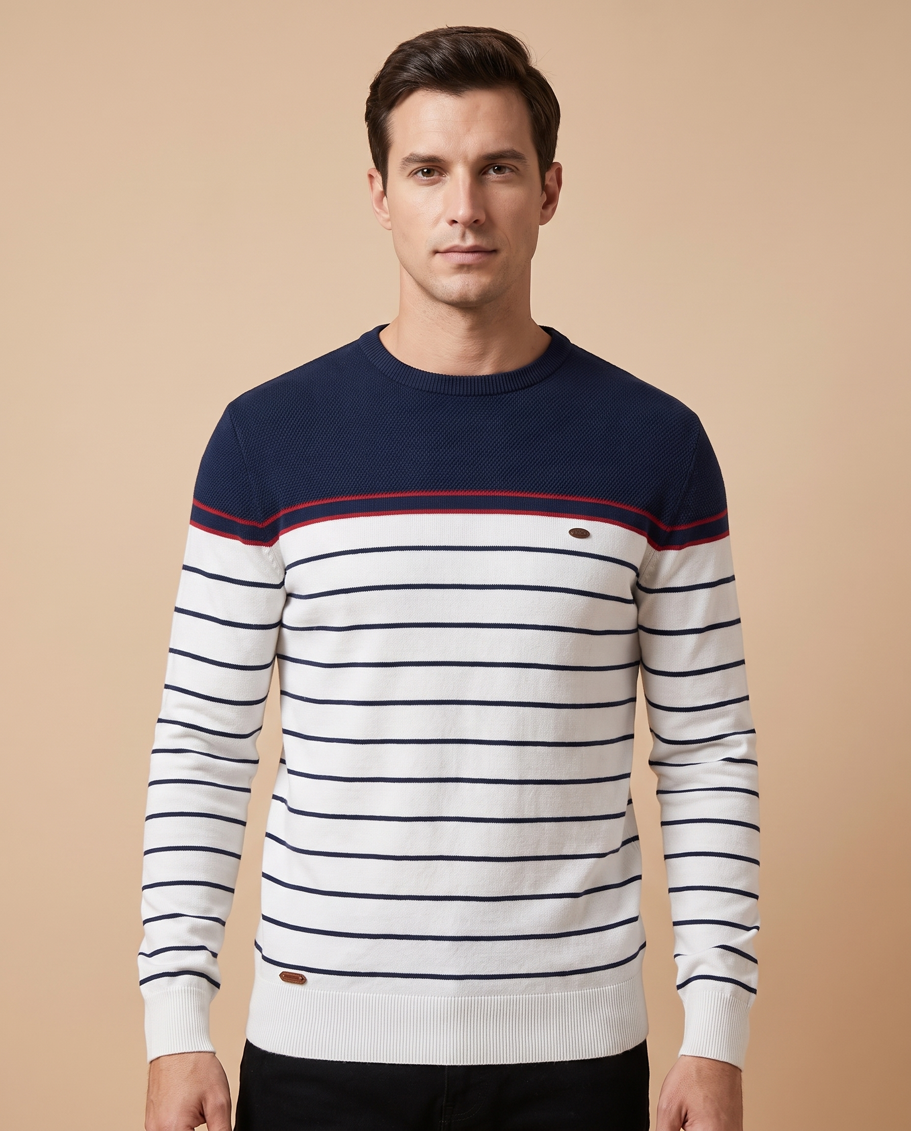 Malha masculina – modelo masculino em fundo bege