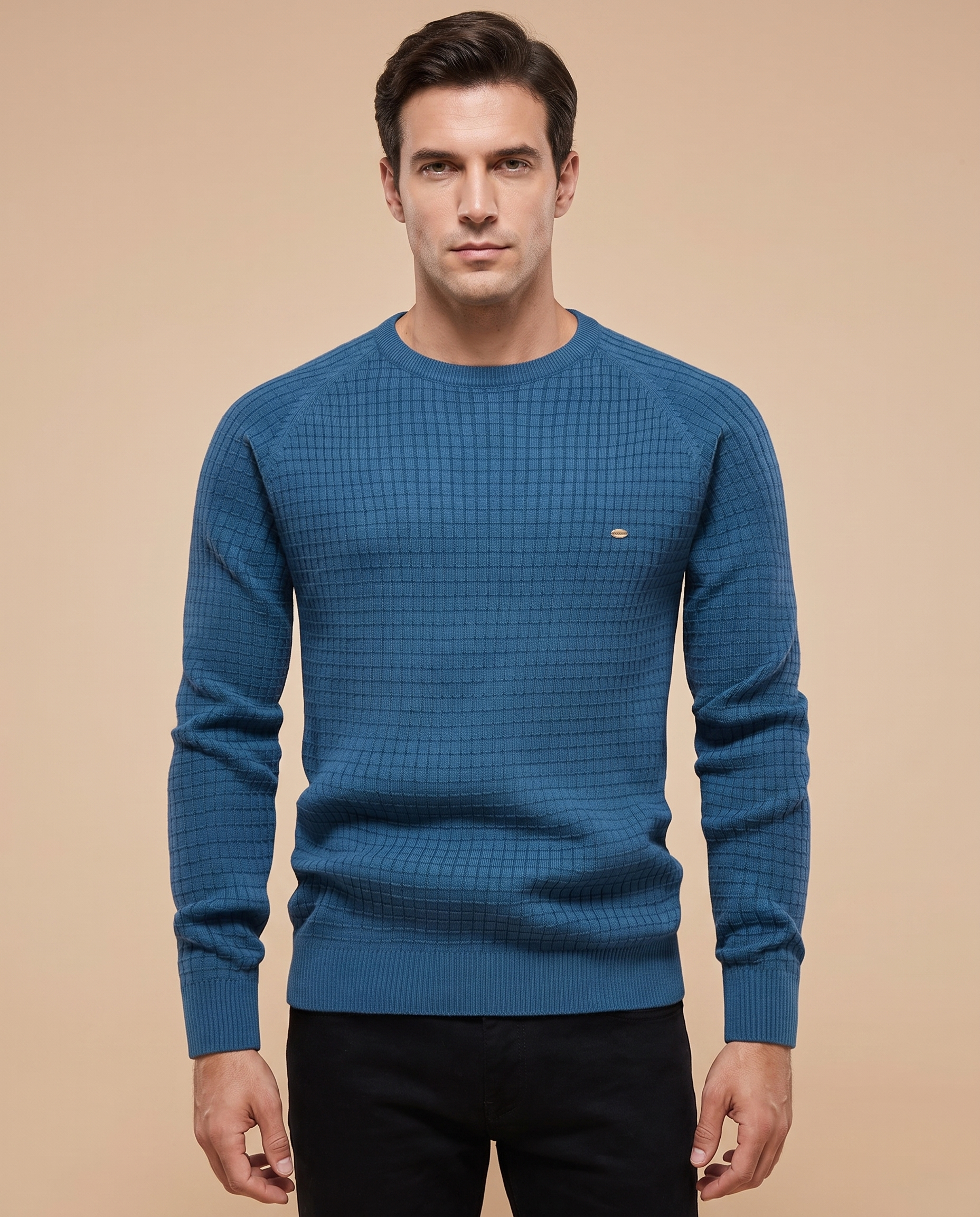Malha masculina – modelo masculino em fundo bege