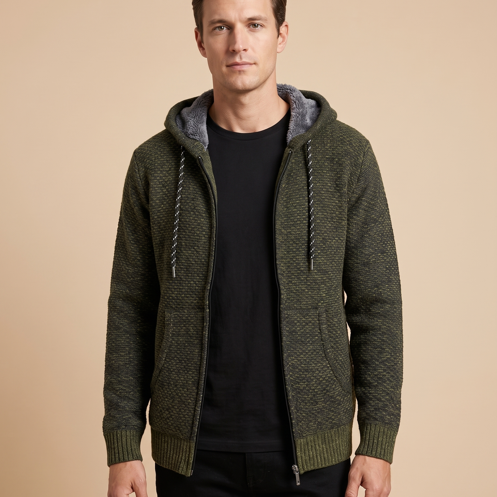Malha masculina – modelo masculino em fundo bege