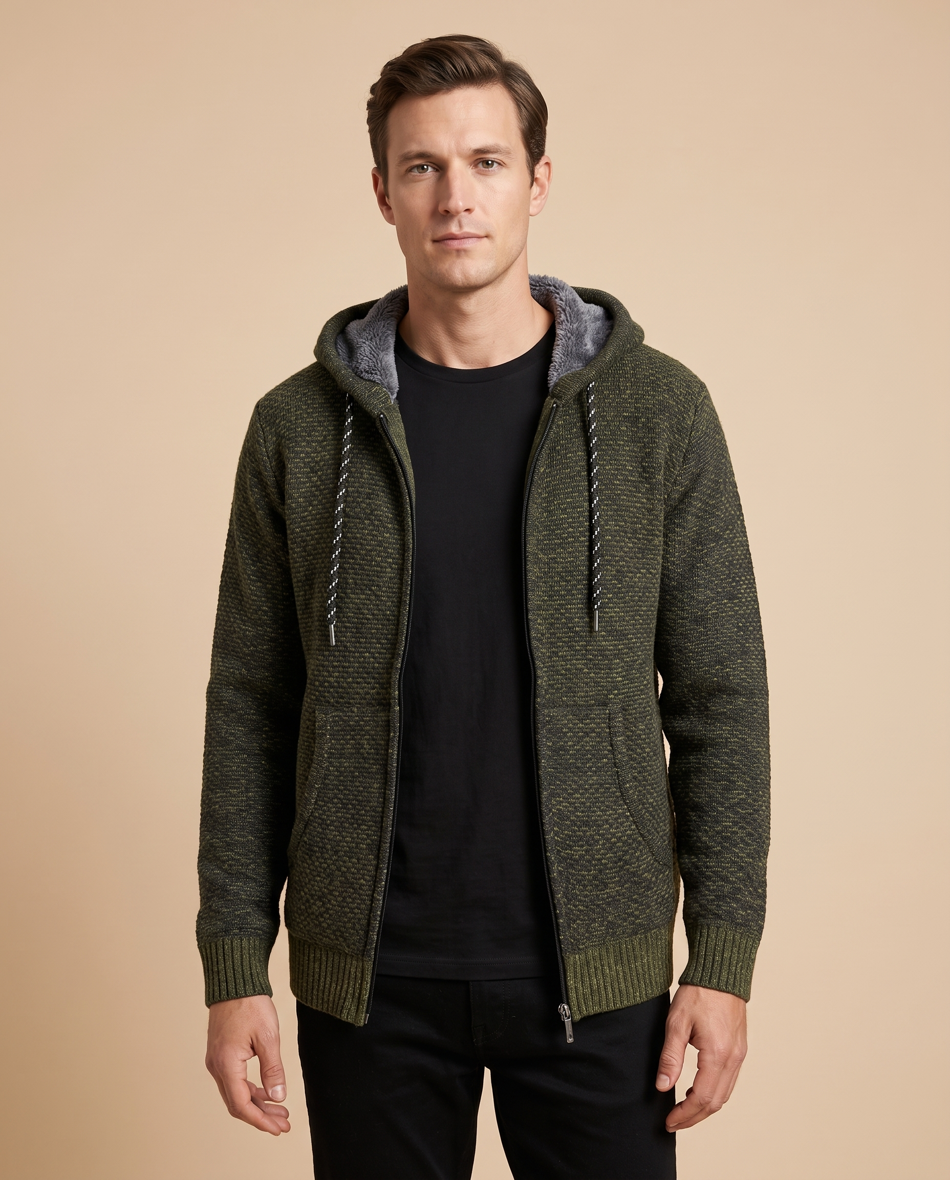 Malha masculina – modelo masculino em fundo bege