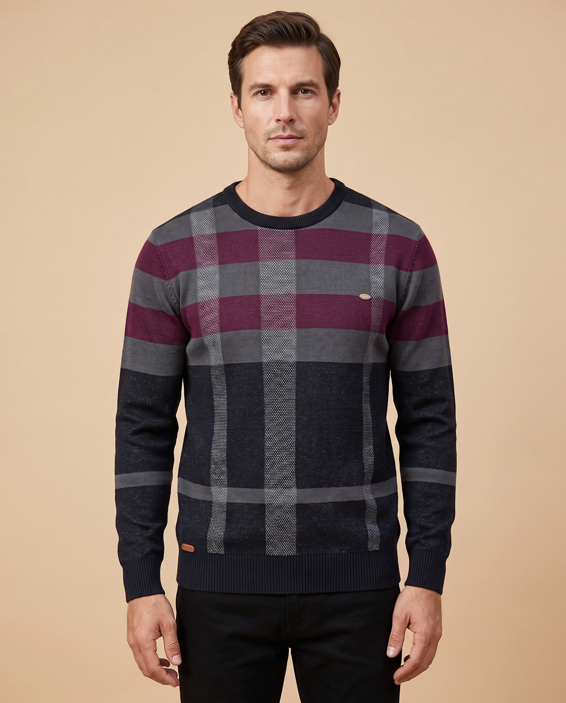 Malha masculina – modelo masculino em fundo bege