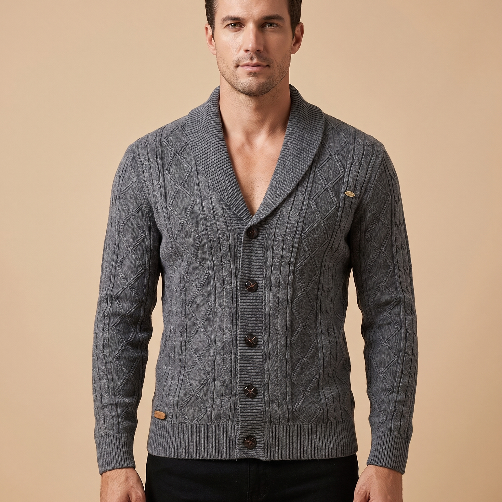 Malha masculina – modelo masculino em fundo bege