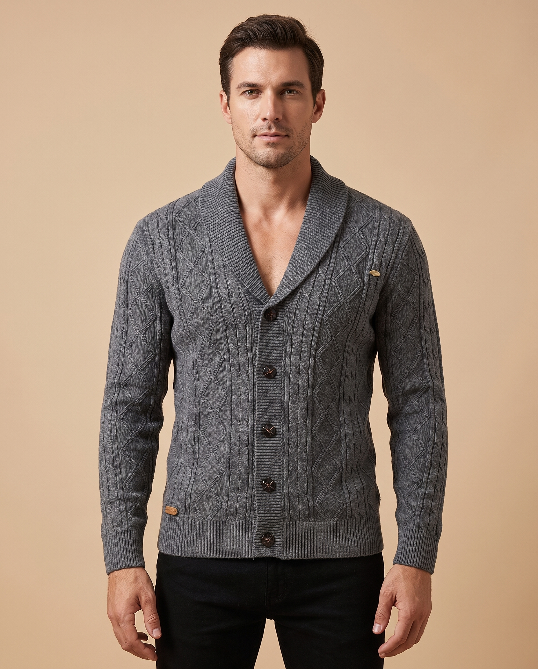 Malha masculina – modelo masculino em fundo bege