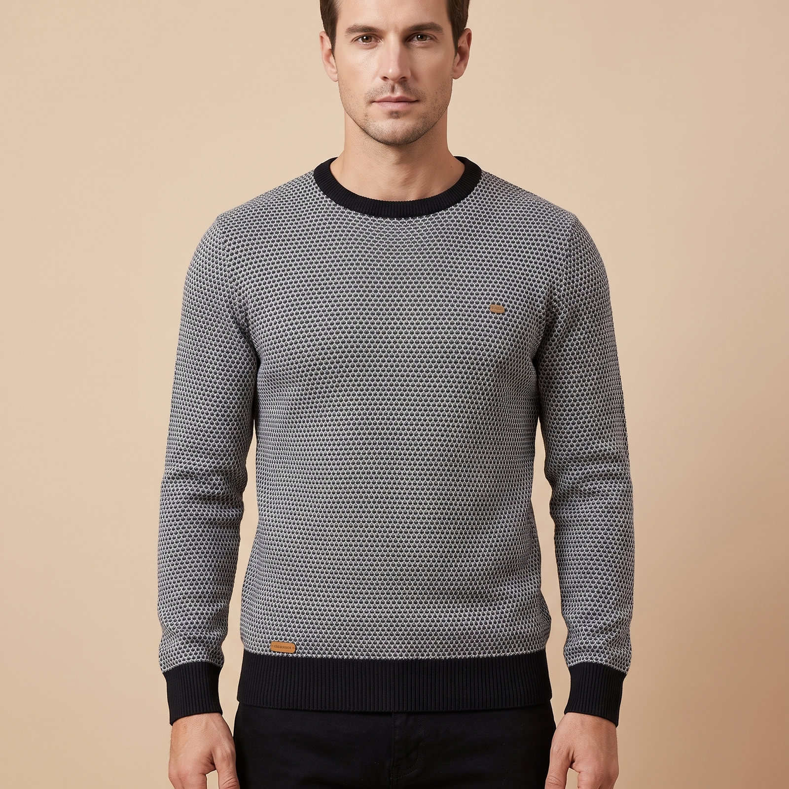 Malha masculina – modelo masculino em fundo bege
