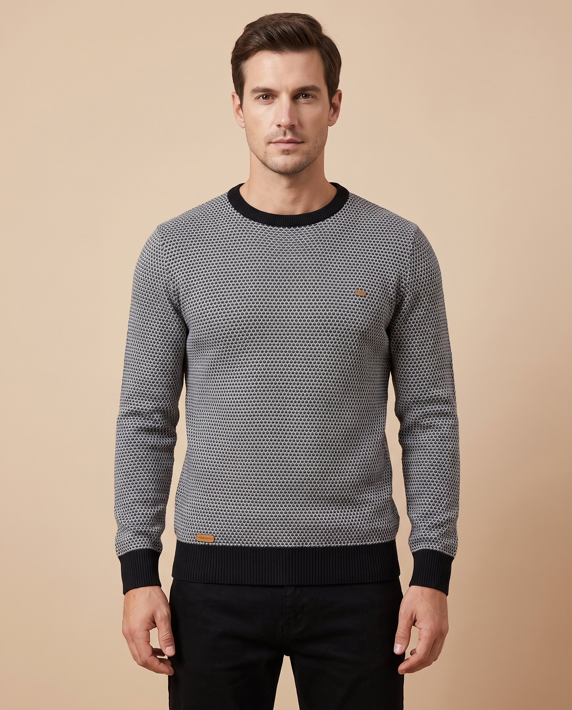 Malha masculina – modelo masculino em fundo bege