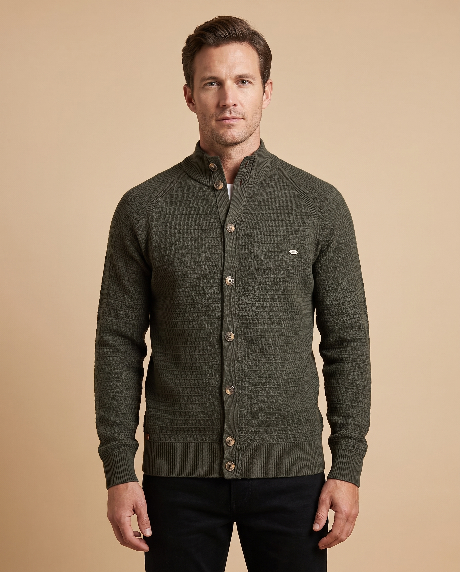 Malha masculina – modelo masculino em fundo bege