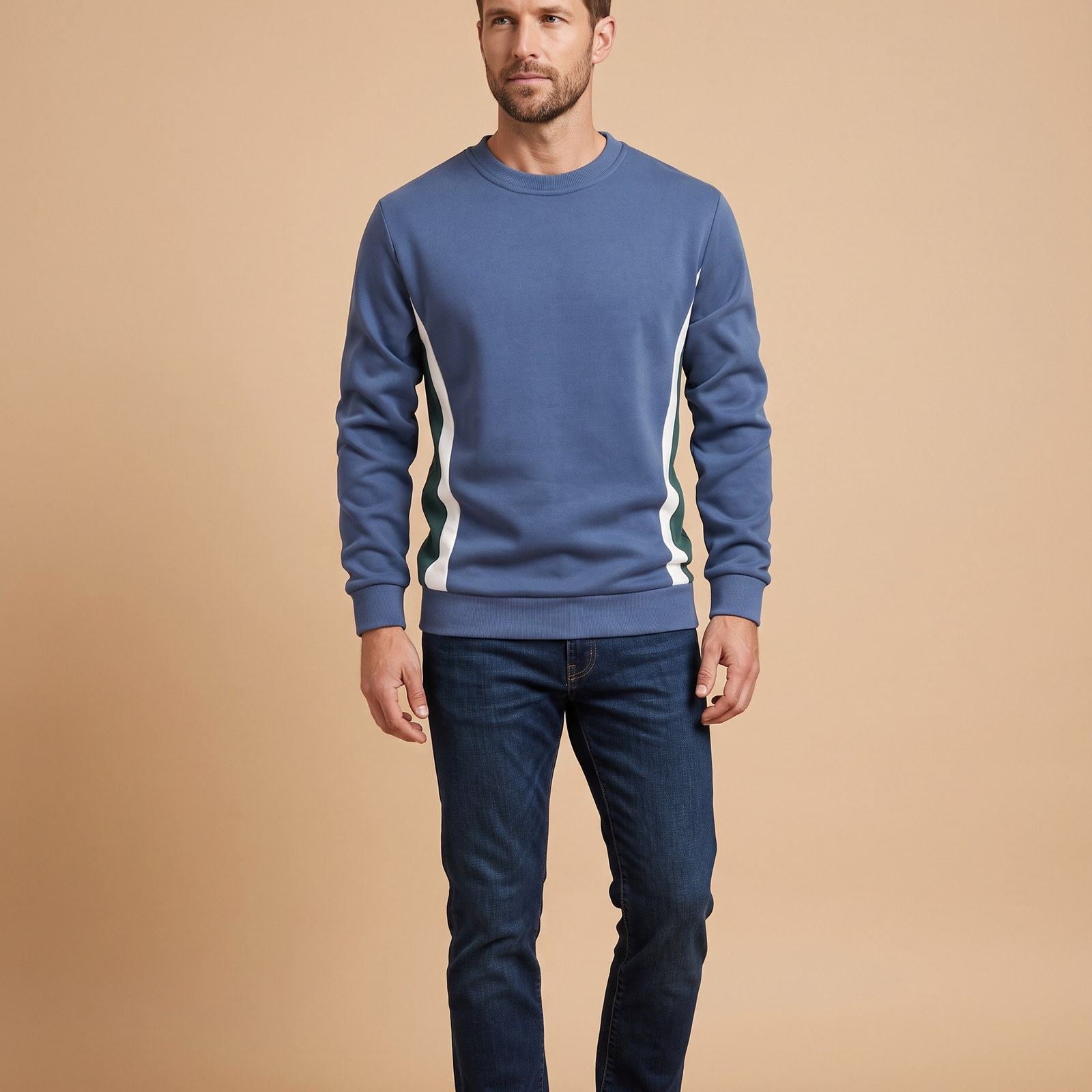 Malha masculina – modelo masculino em fundo bege