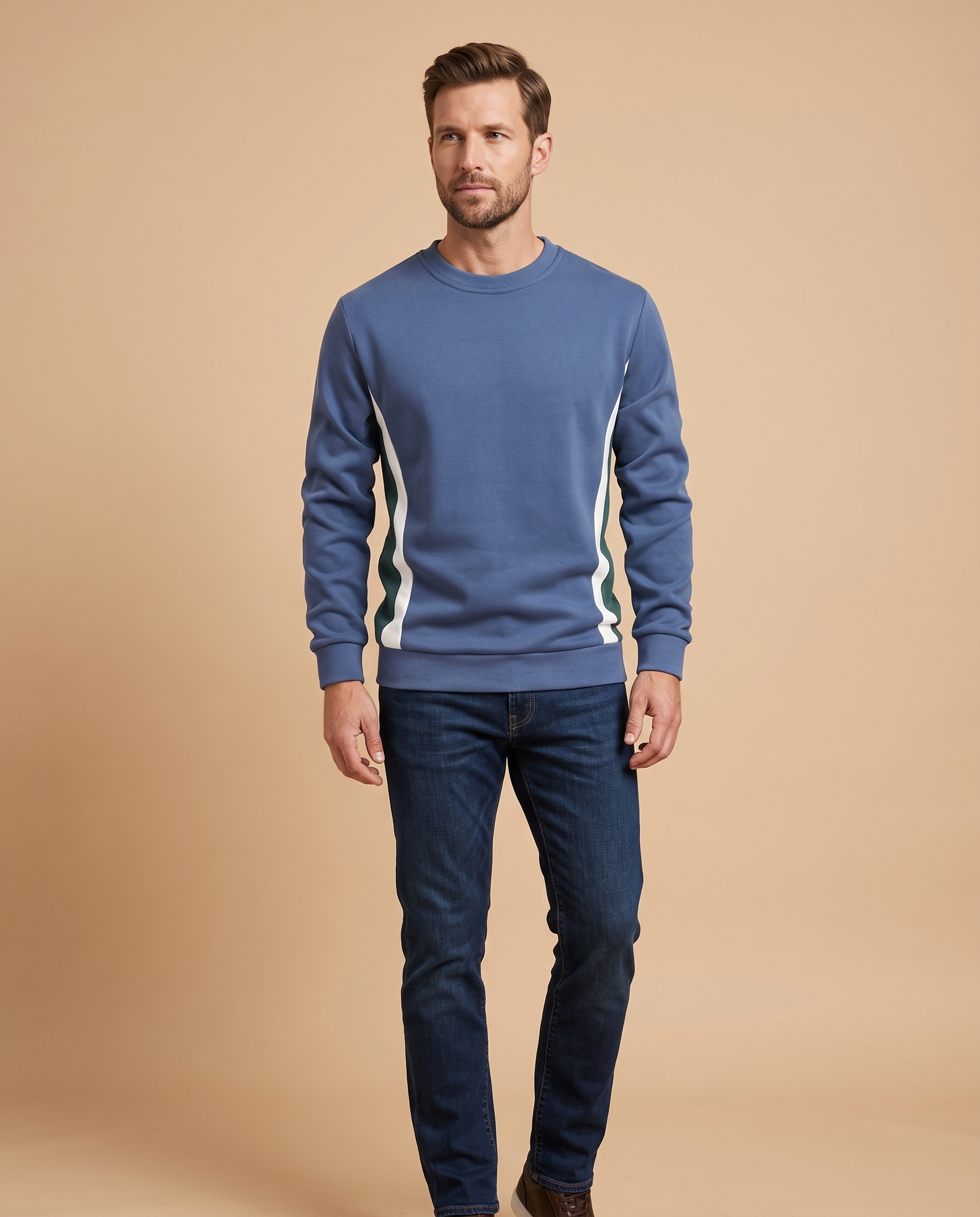 Malha masculina – modelo masculino em fundo bege