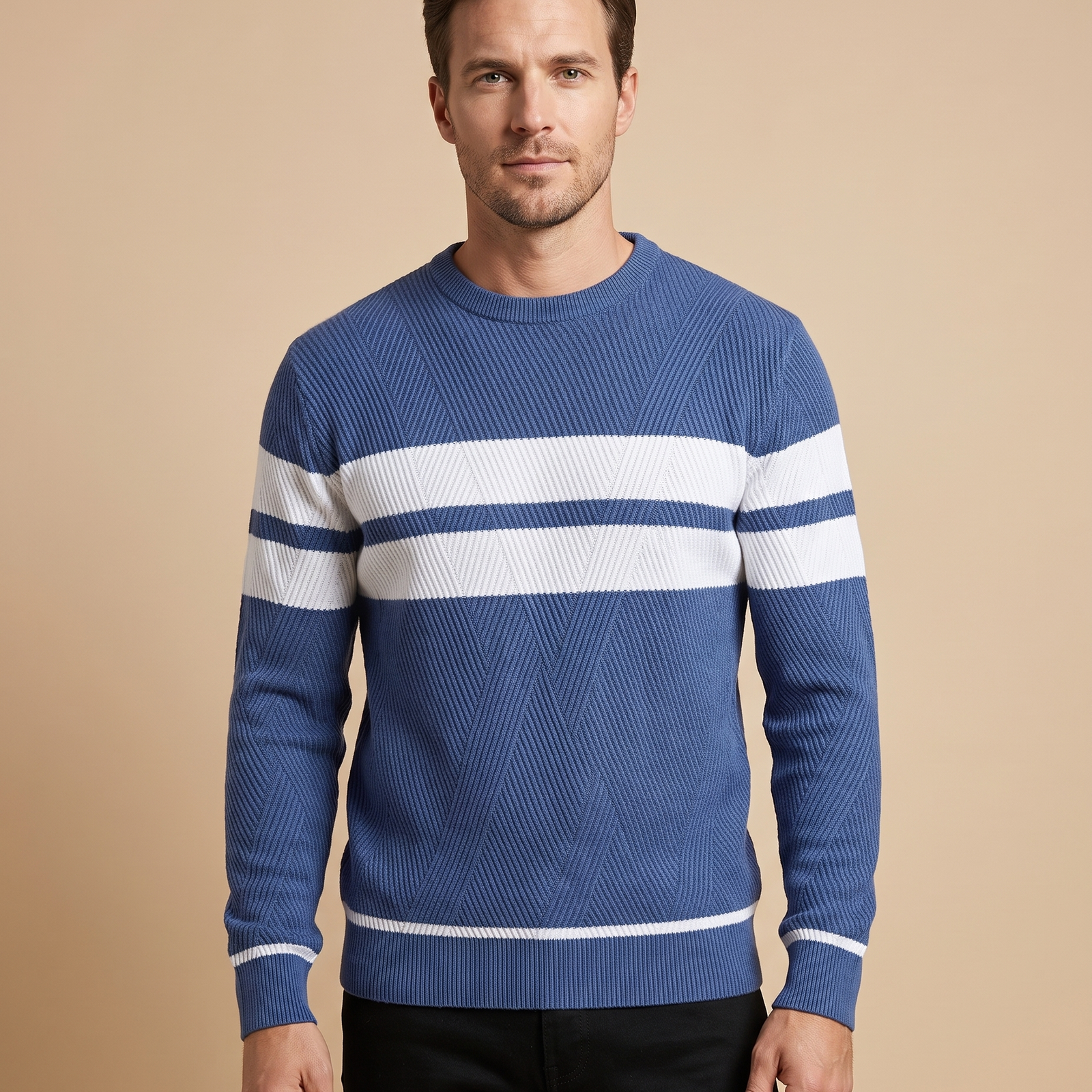 Malha masculina – modelo masculino em fundo bege