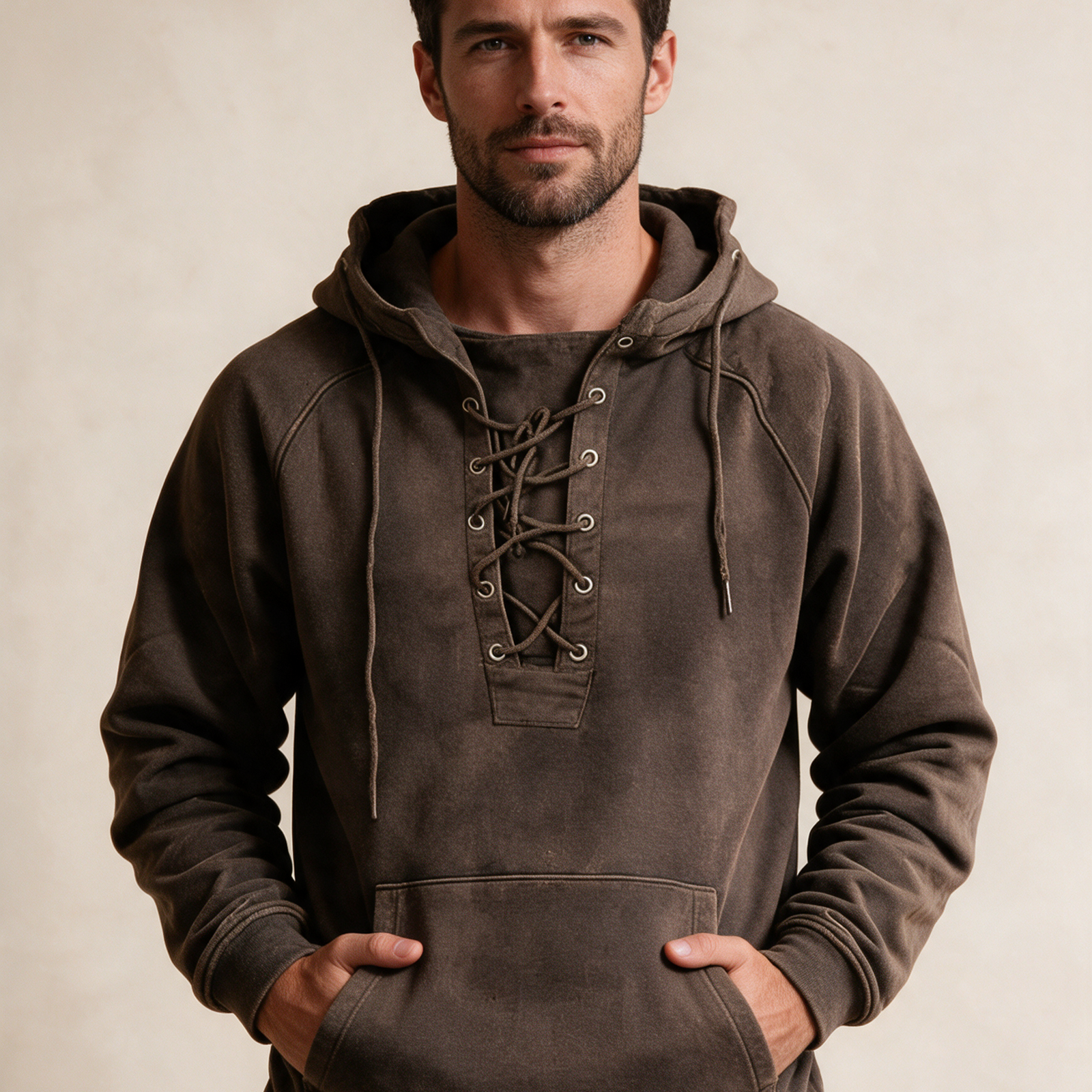 Modelo masculino a usar a peça de malha em fundo bege