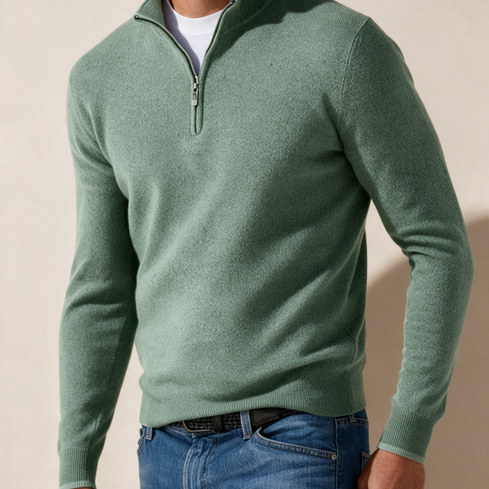 Modelo masculino a usar a peça de malha em fundo bege