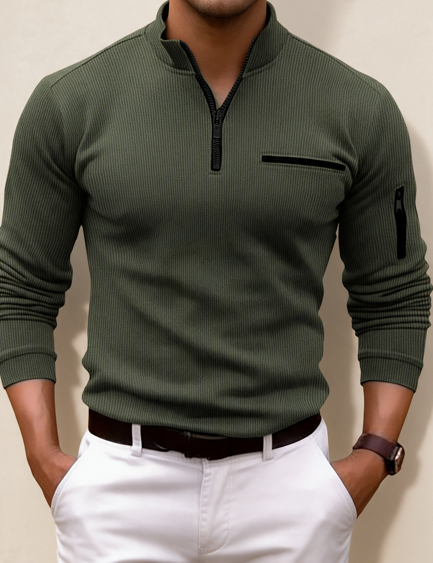 Modelo masculino a usar a peça de malha em fundo bege