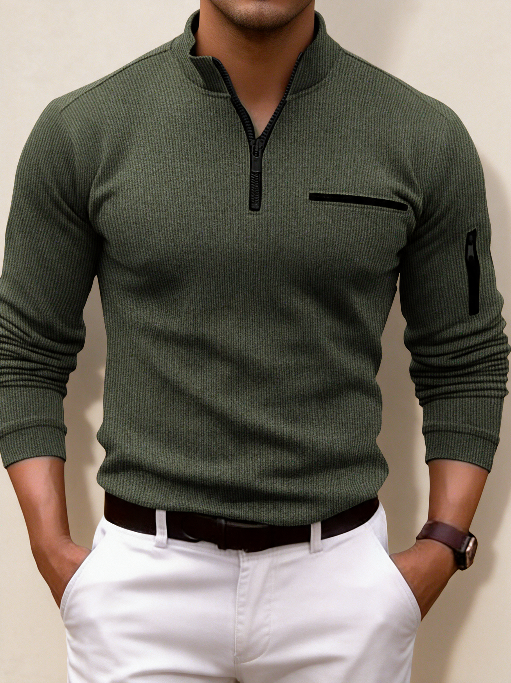 Modelo masculino a usar a peça de malha em fundo bege