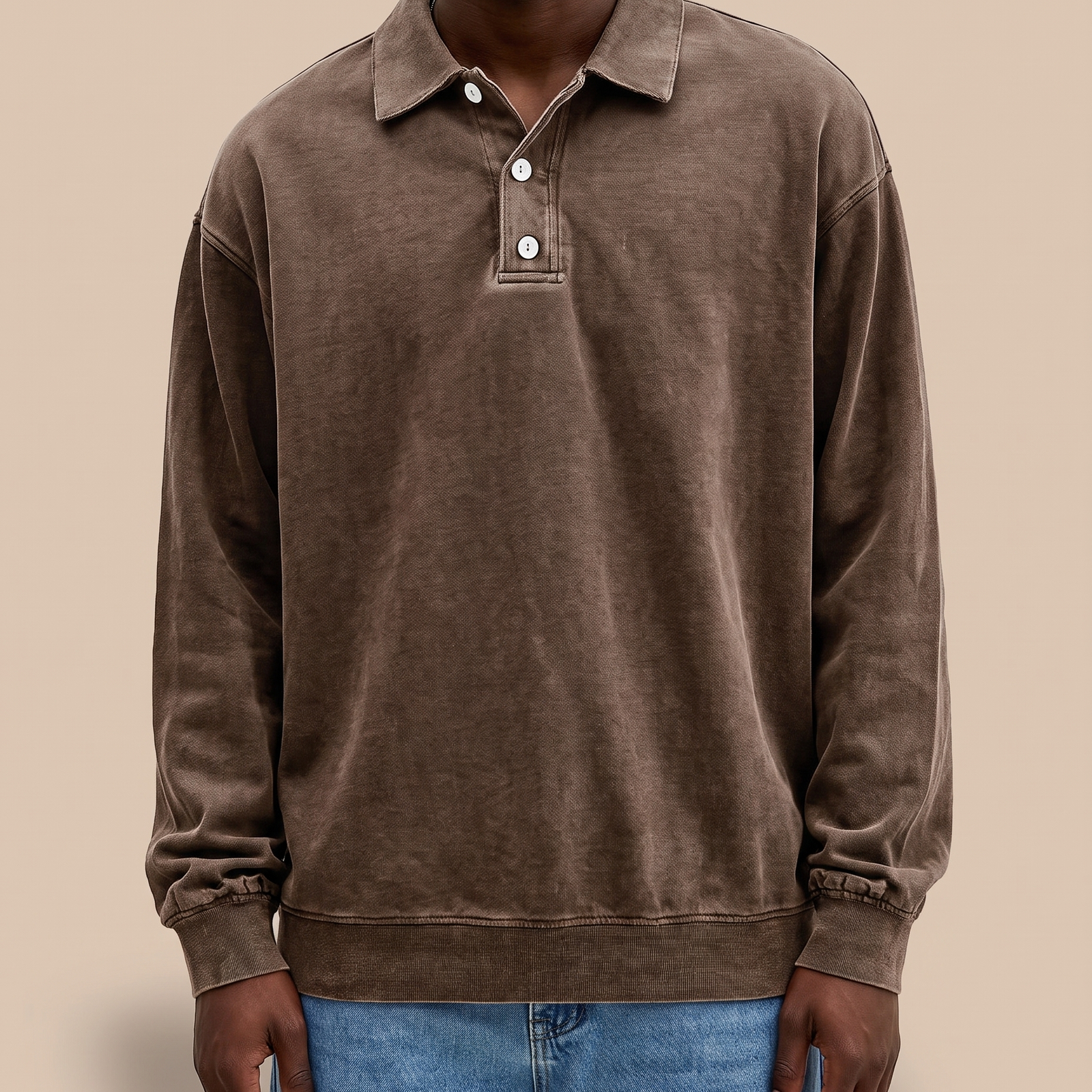 Camisa masculina com modelo em fundo bege