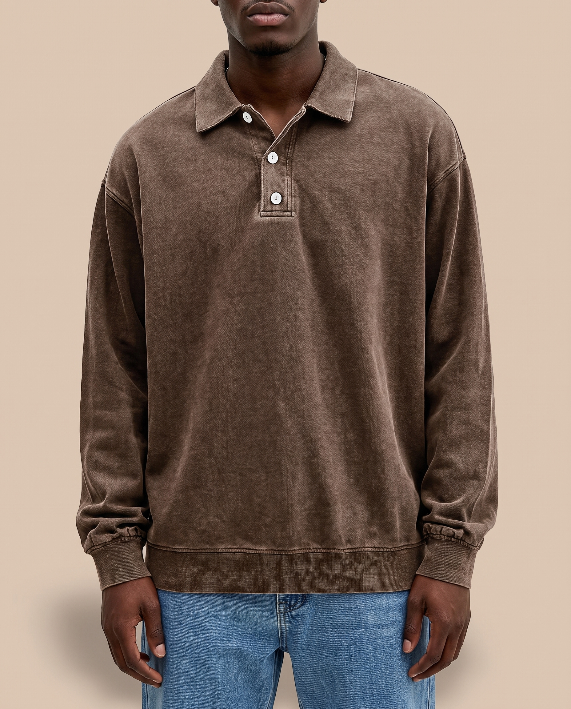 Camisa masculina com modelo em fundo bege