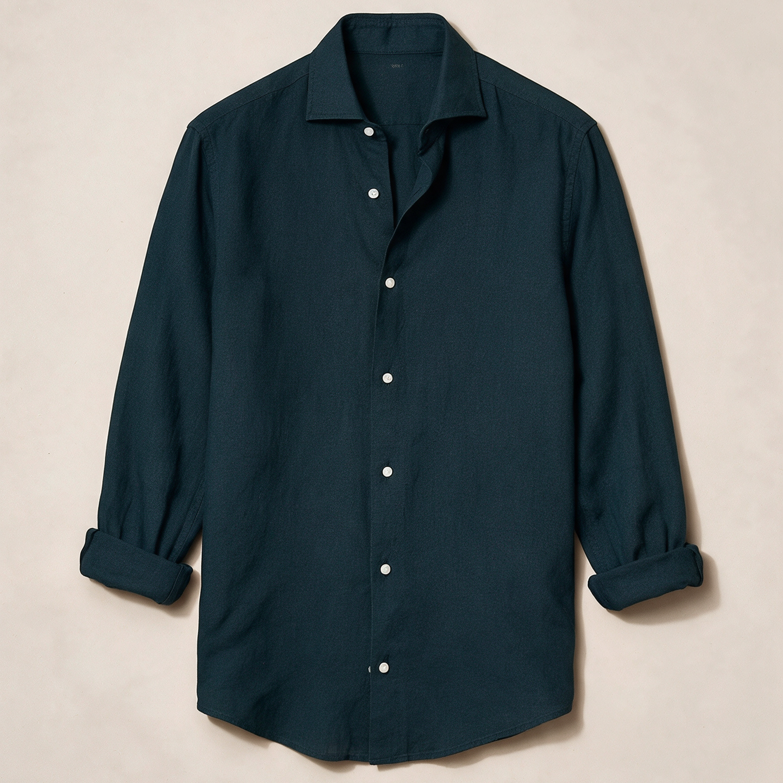 Modelo masculino a usar a camisa em fundo bege