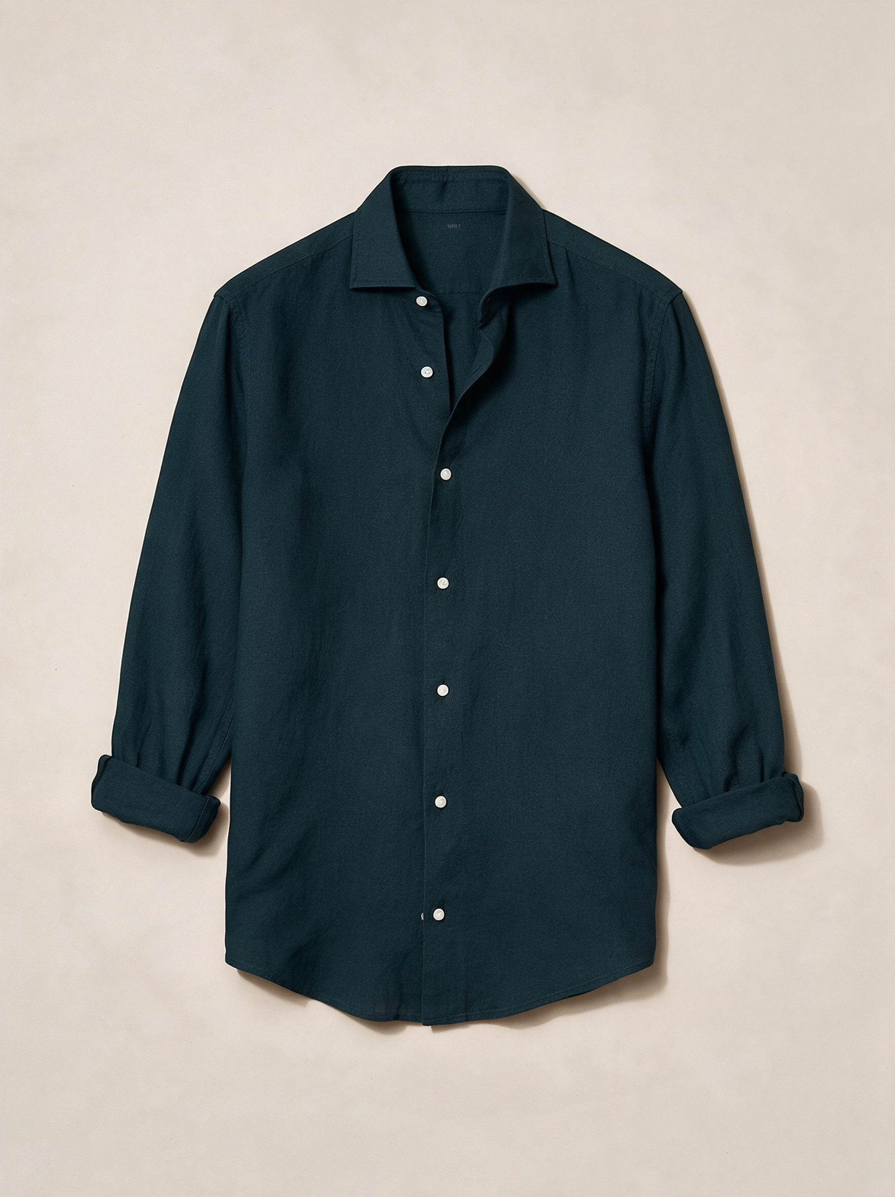 Modelo masculino a usar a camisa em fundo bege