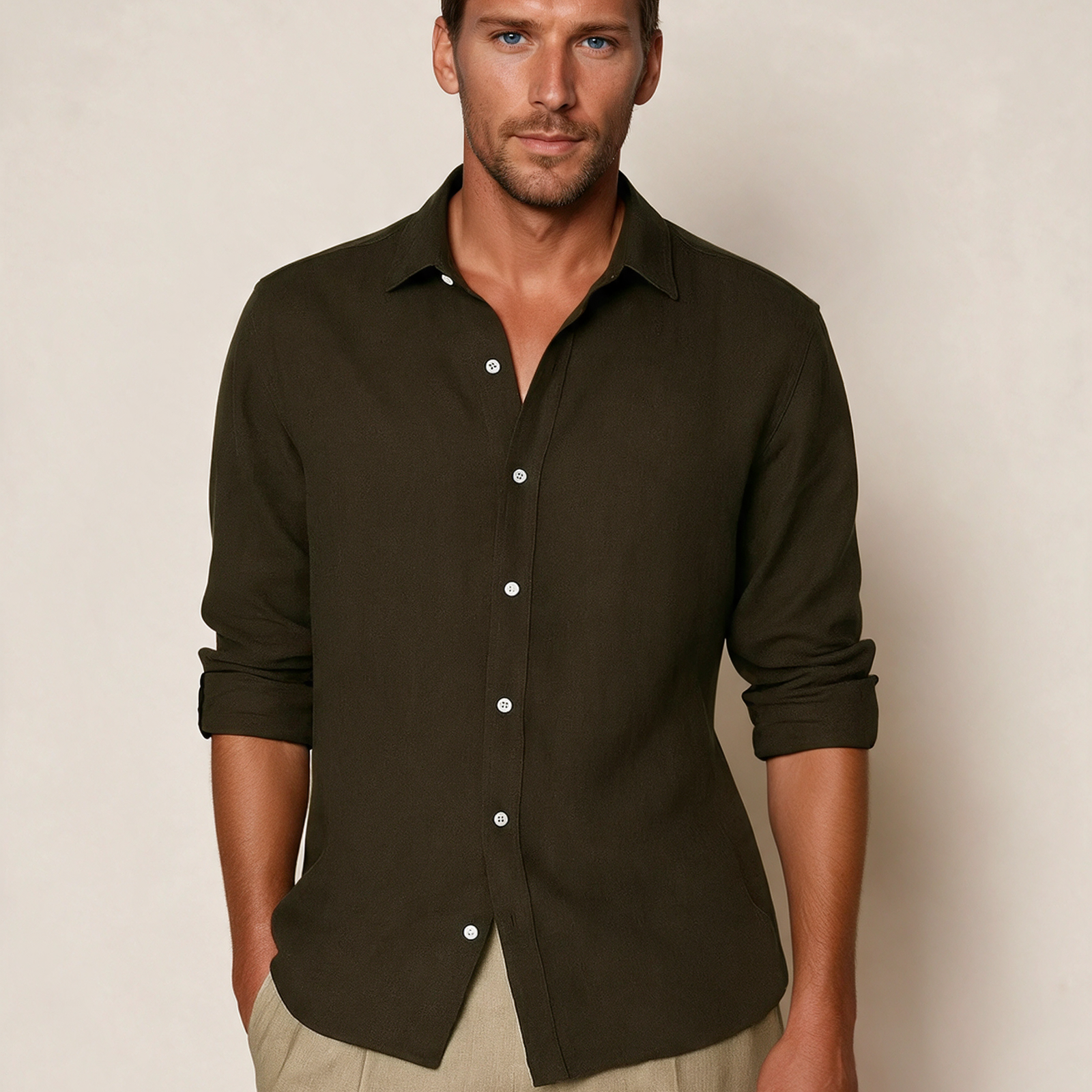 Modelo masculino a usar a camisa em fundo bege