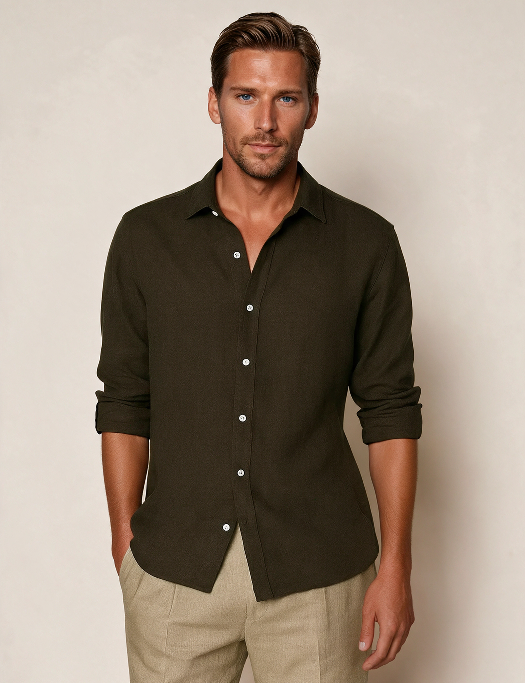Modelo masculino a usar a camisa em fundo bege