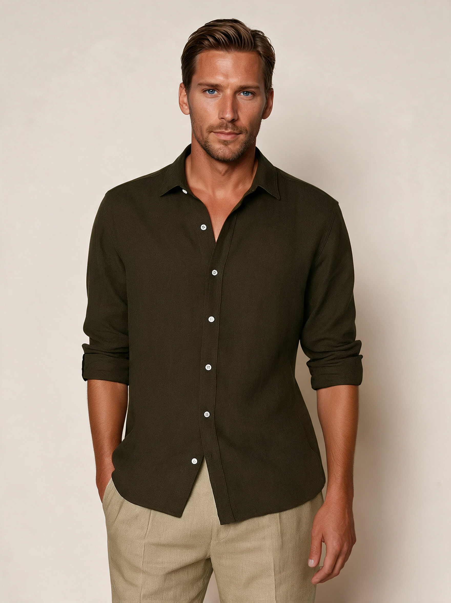 Modelo masculino a usar a camisa em fundo bege