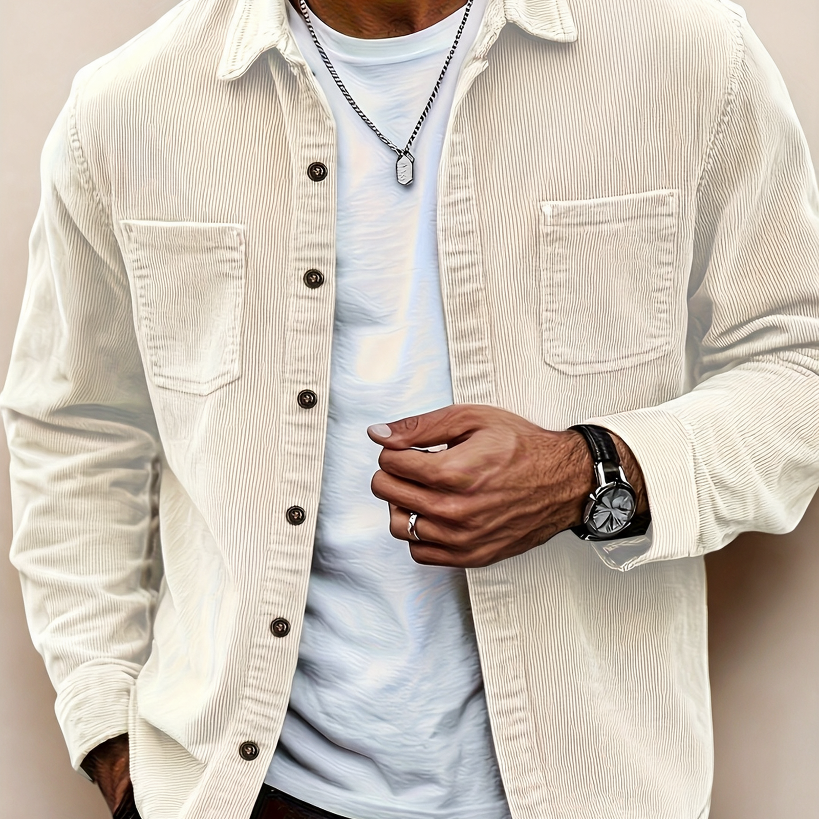 Modelo masculino a usar a camisa em fundo bege