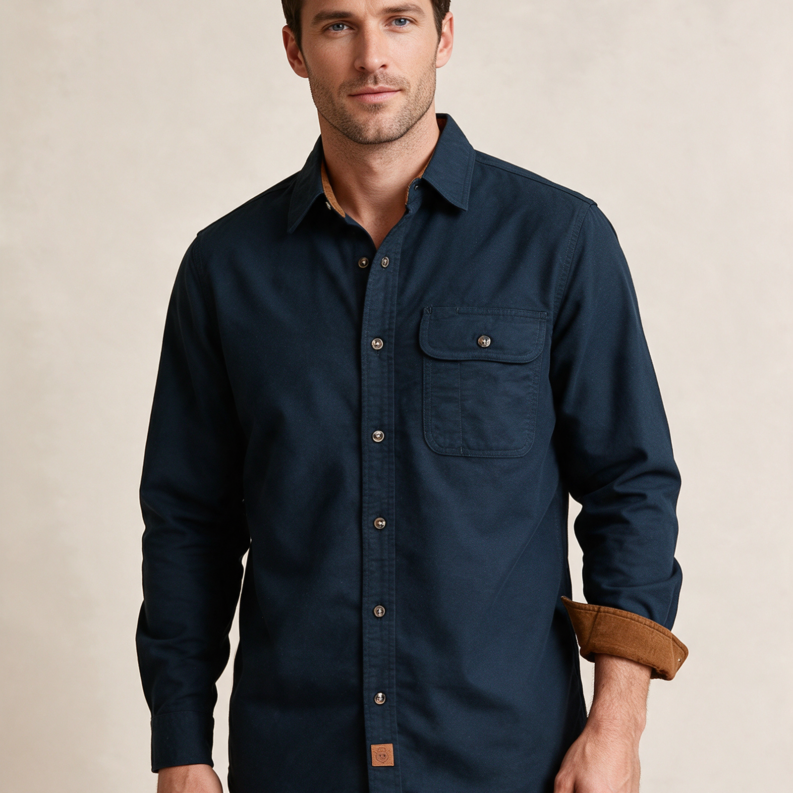 Modelo masculino a usar a camisa em fundo bege