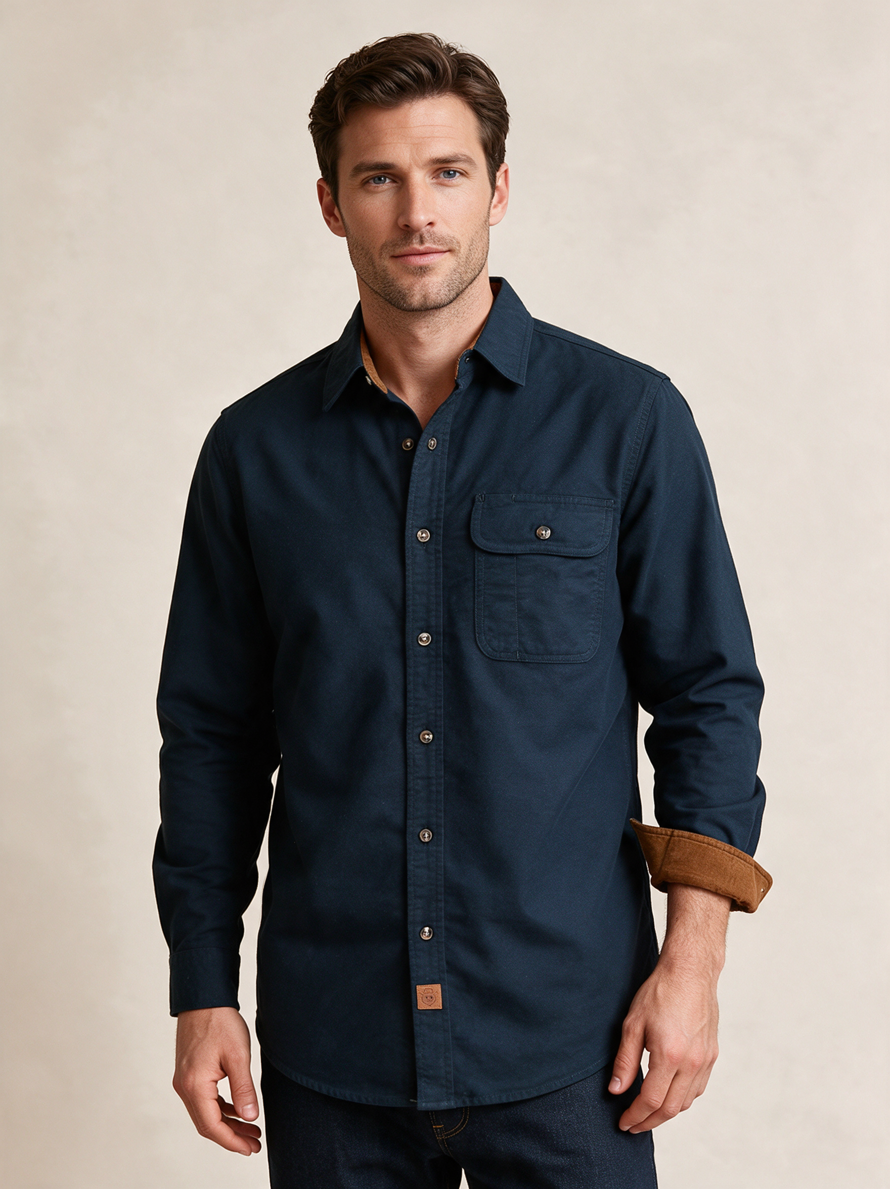 Modelo masculino a usar a camisa em fundo bege