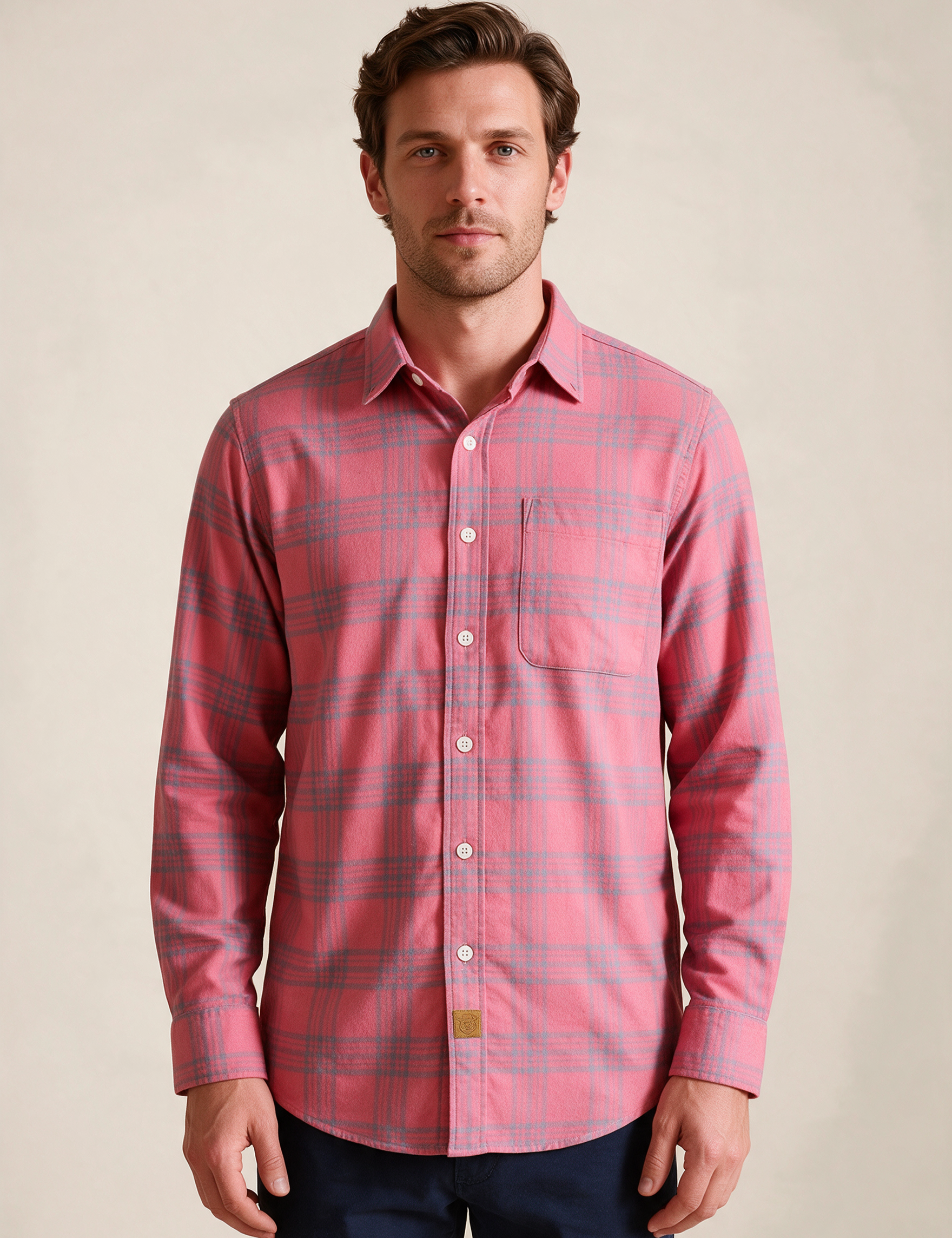 Modelo masculino a usar a camisa em fundo bege