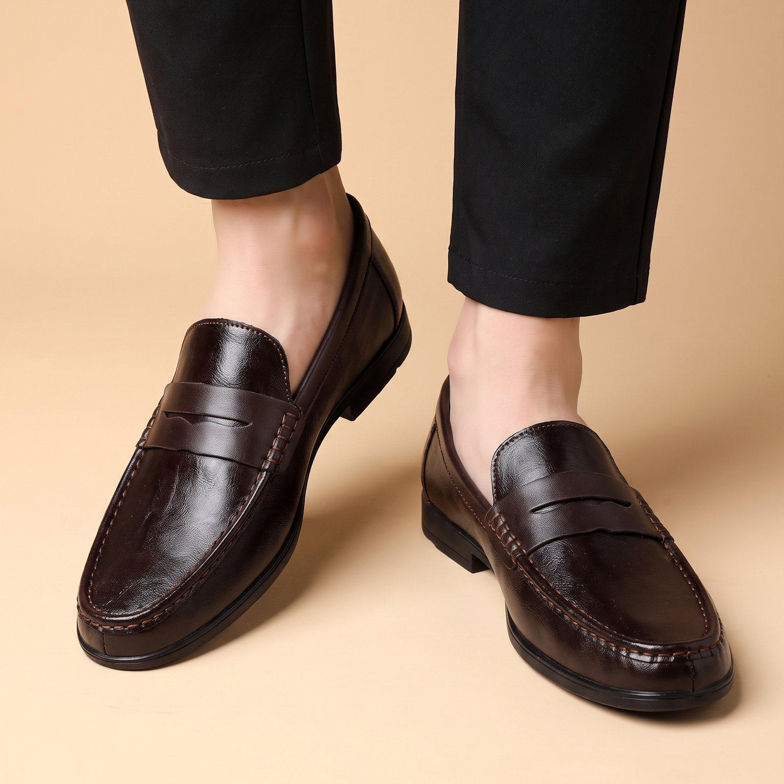 Sapato masculino em fundo bege