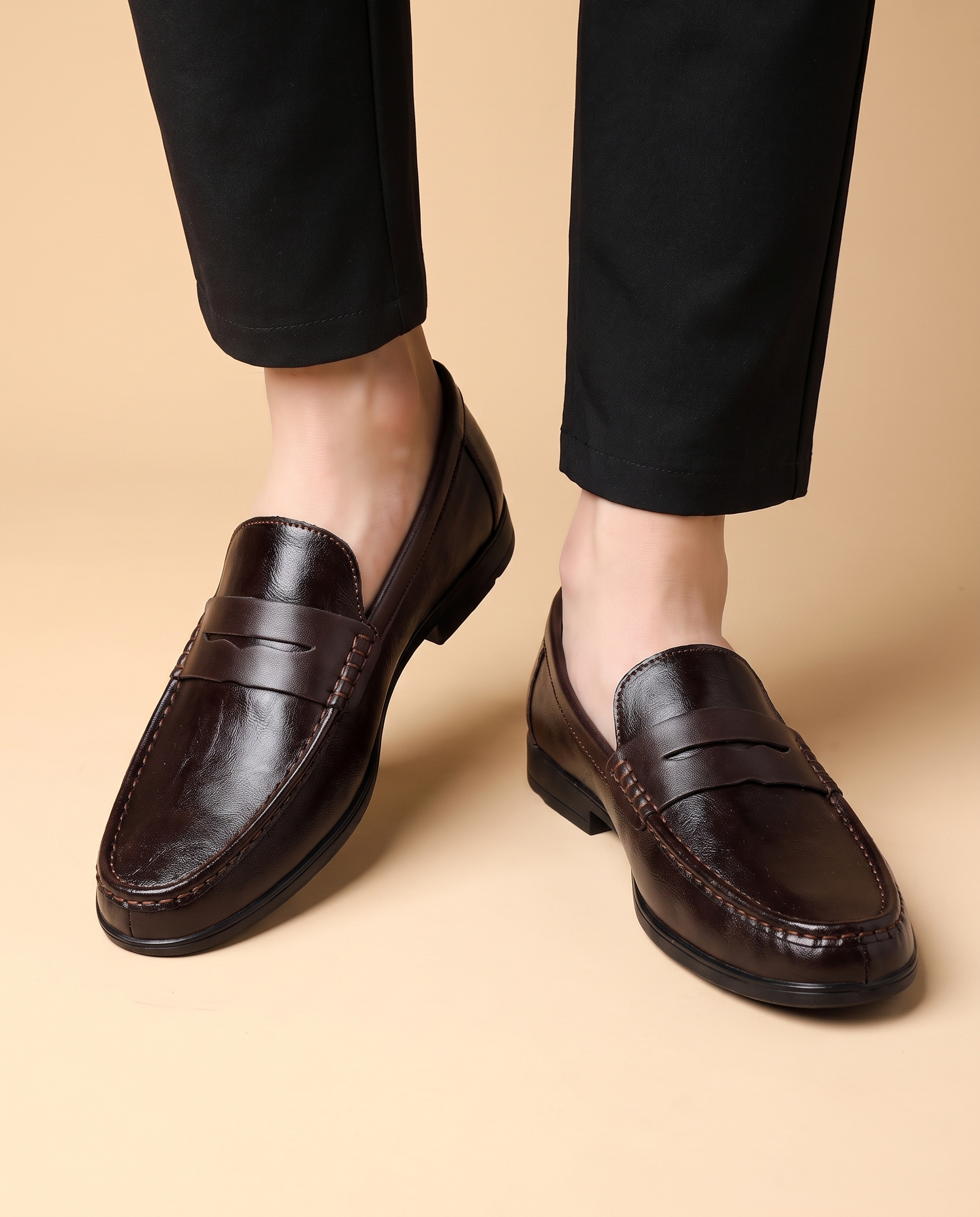 Sapato masculino em fundo bege