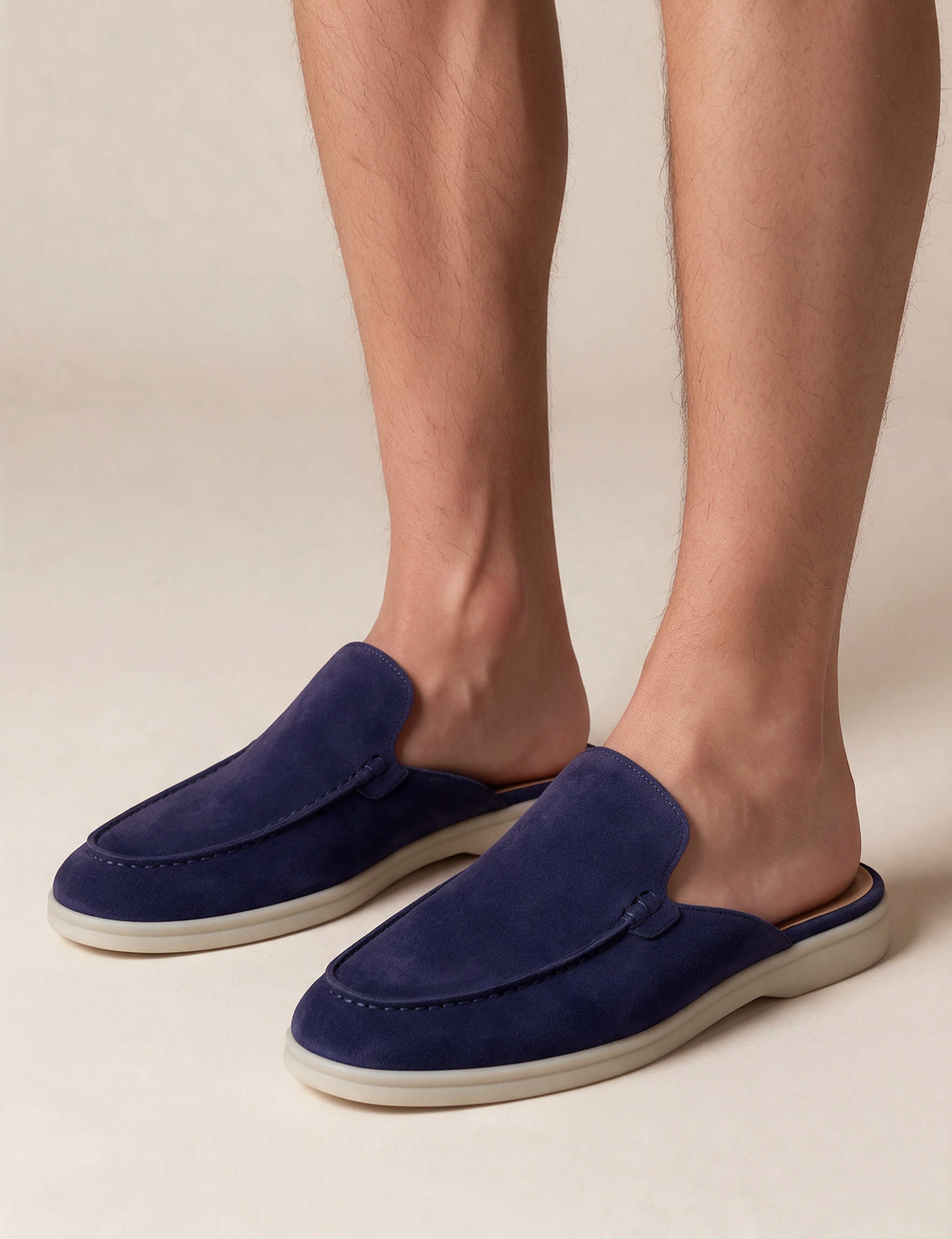 Calçado masculino em modelo sobre fundo bege