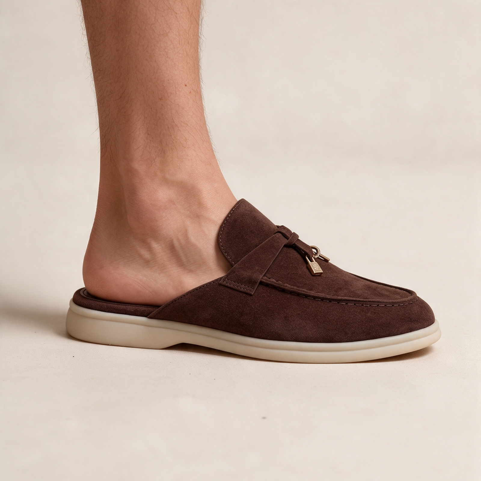 Calçado masculino em modelo sobre fundo bege