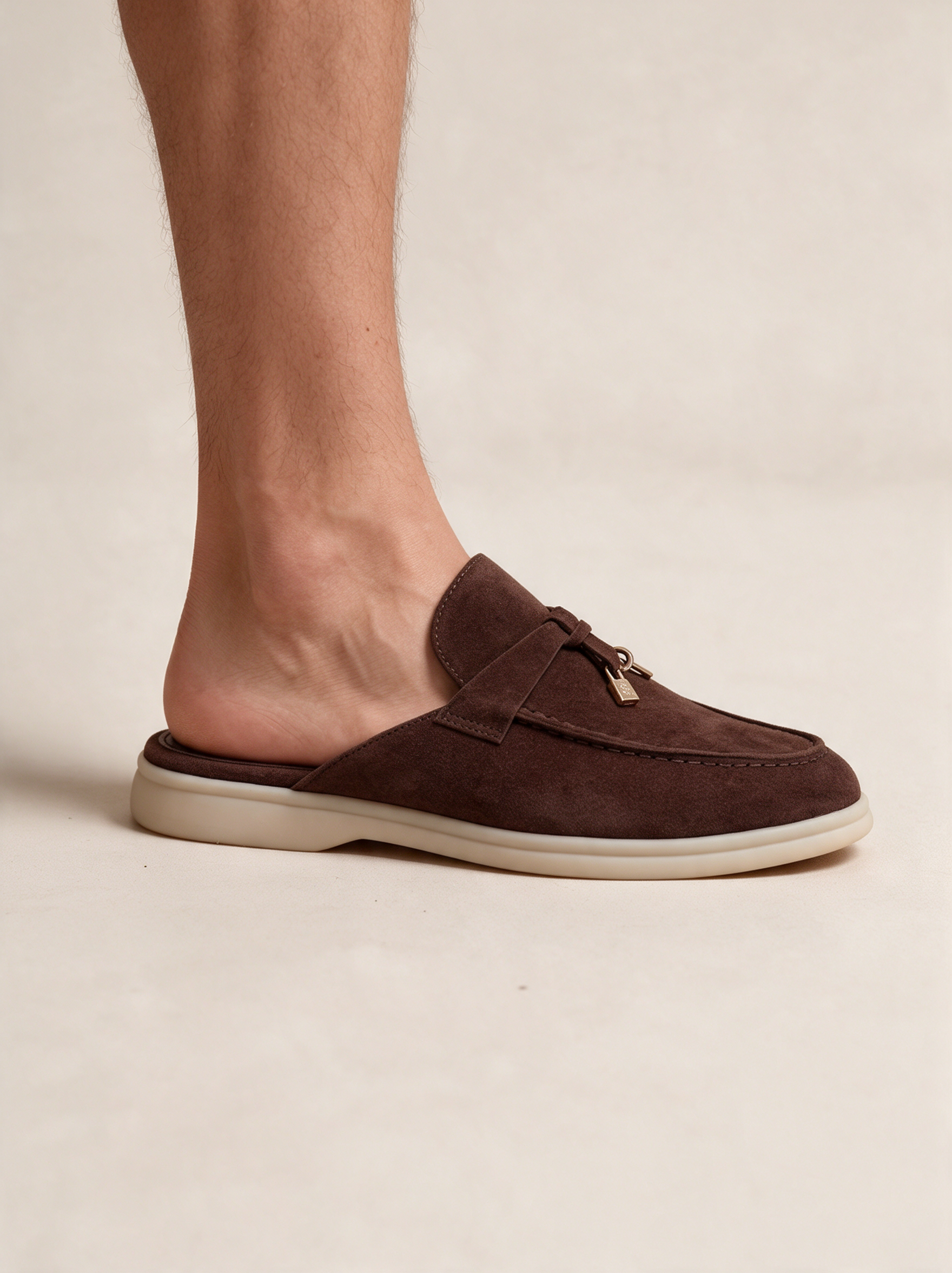 Calçado masculino em modelo sobre fundo bege