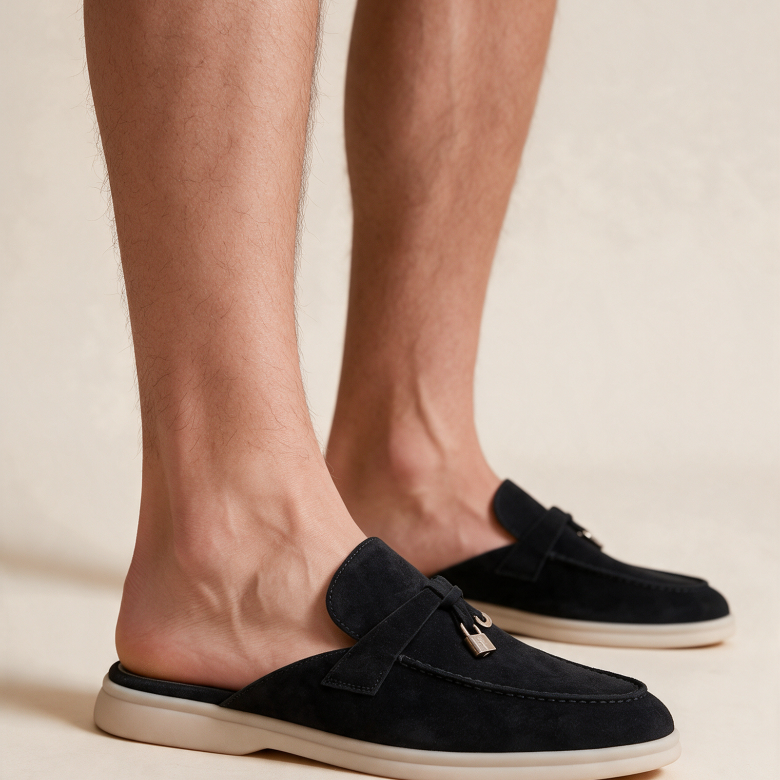 Calçado masculino em modelo sobre fundo bege