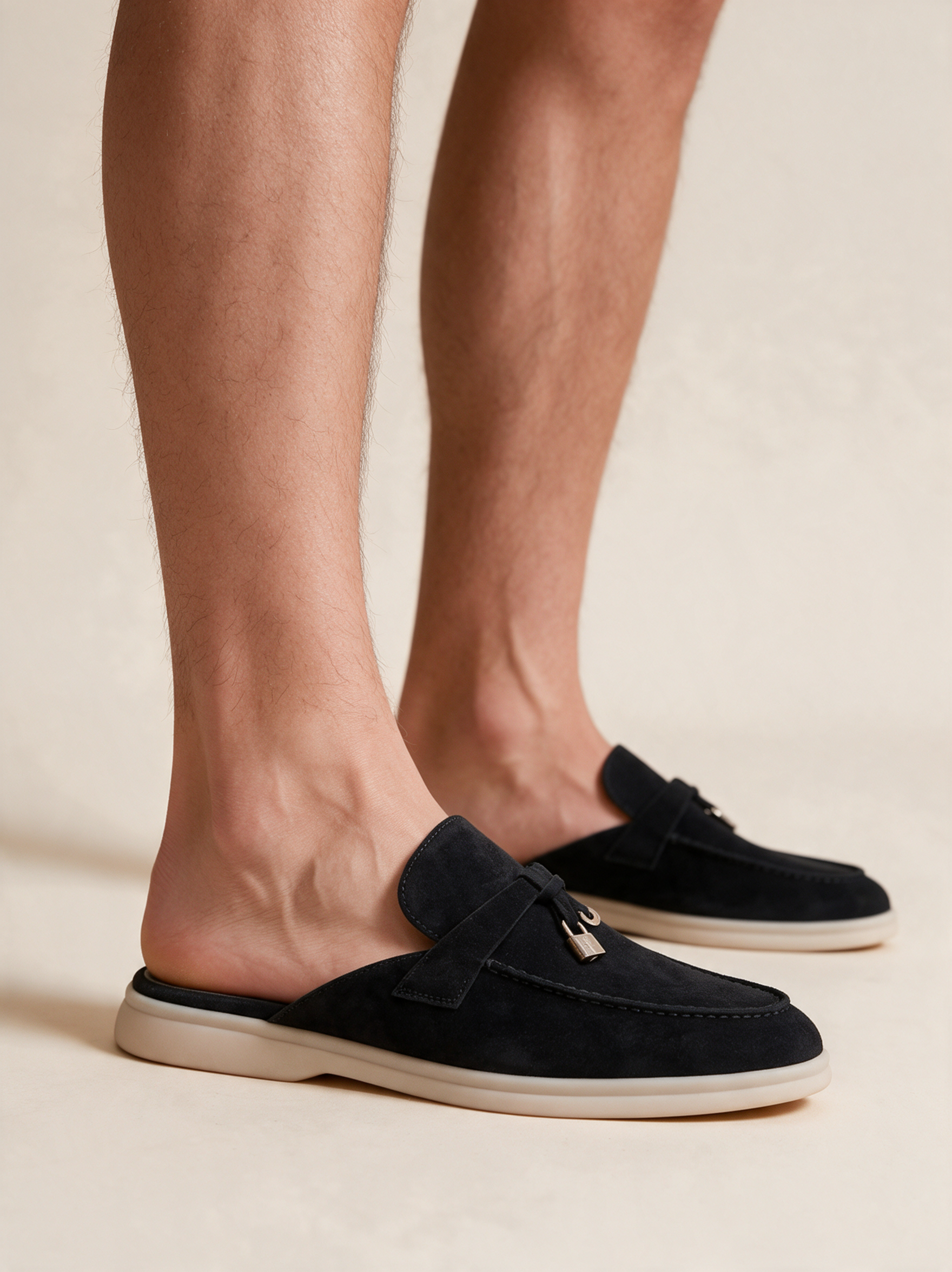 Calçado masculino em modelo sobre fundo bege